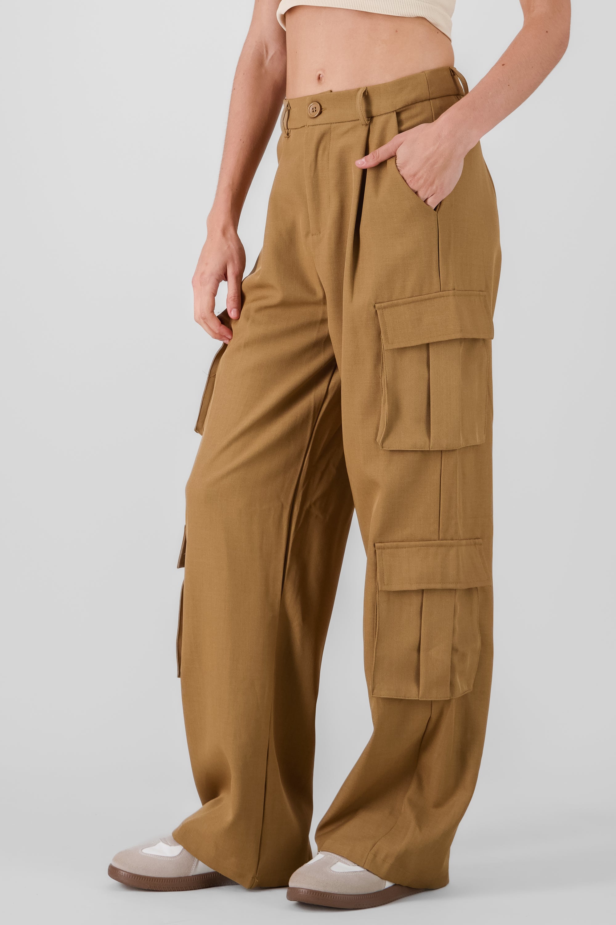 Pantalon amplio detalle cargo CAMELLO