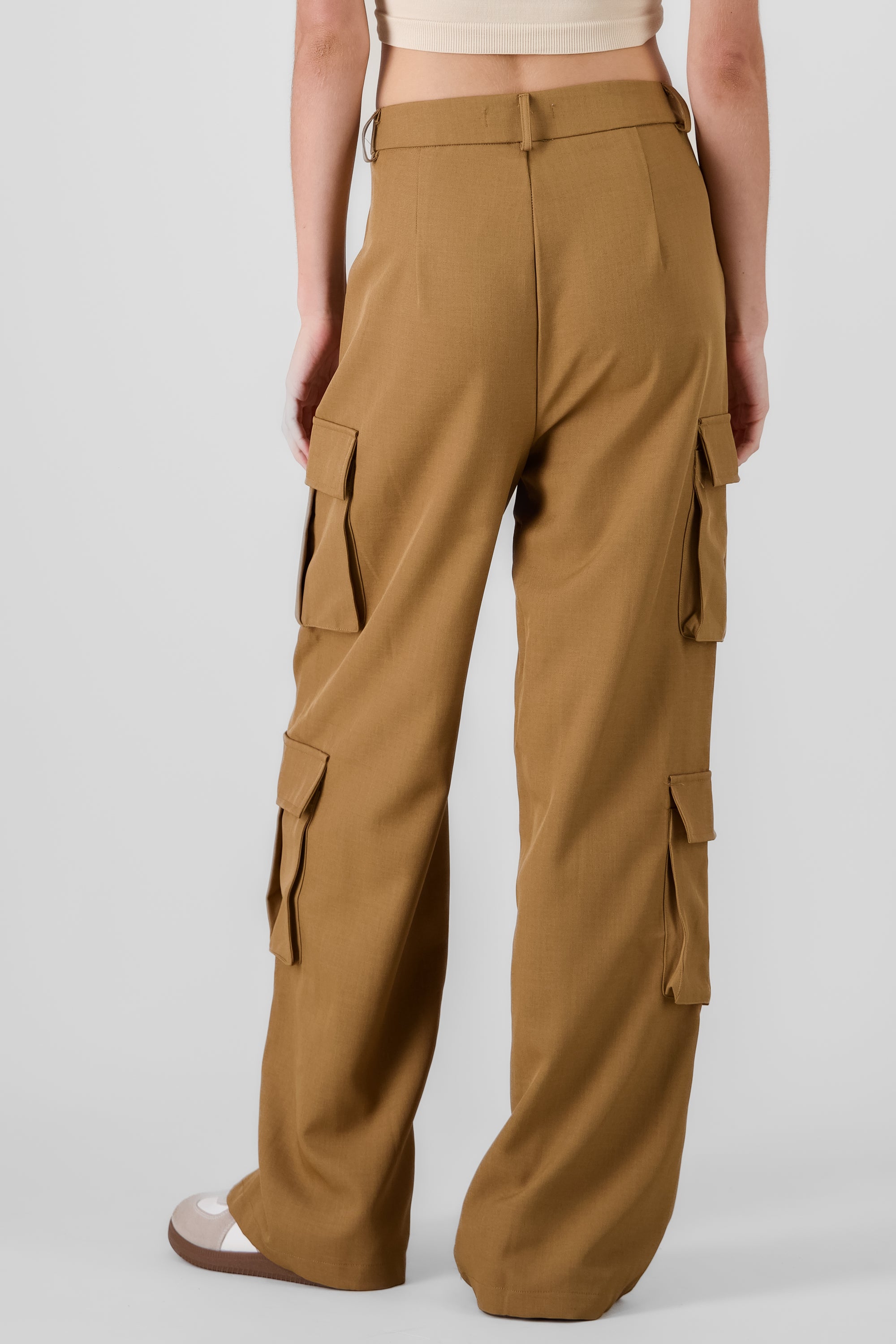 Pantalon amplio detalle cargo CAMELLO