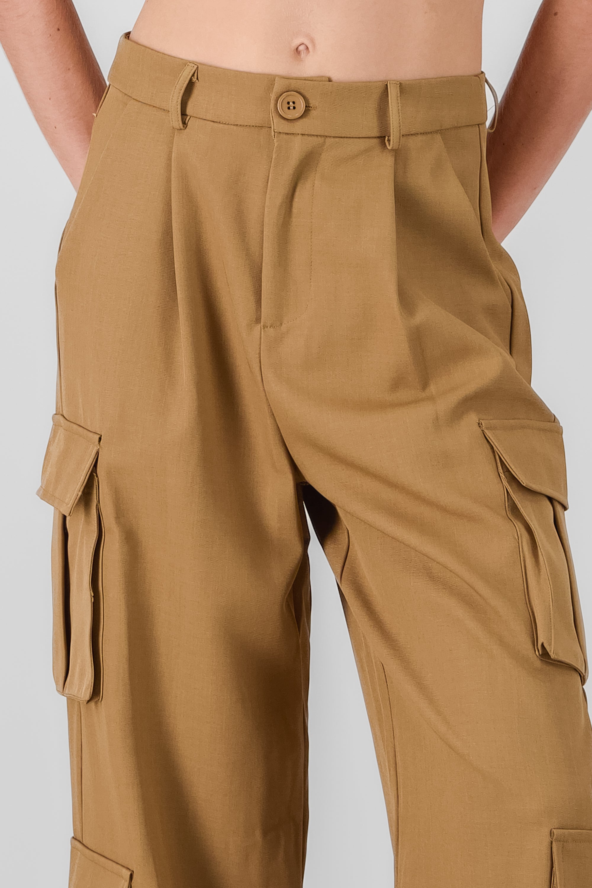 Pantalon amplio detalle cargo CAMELLO