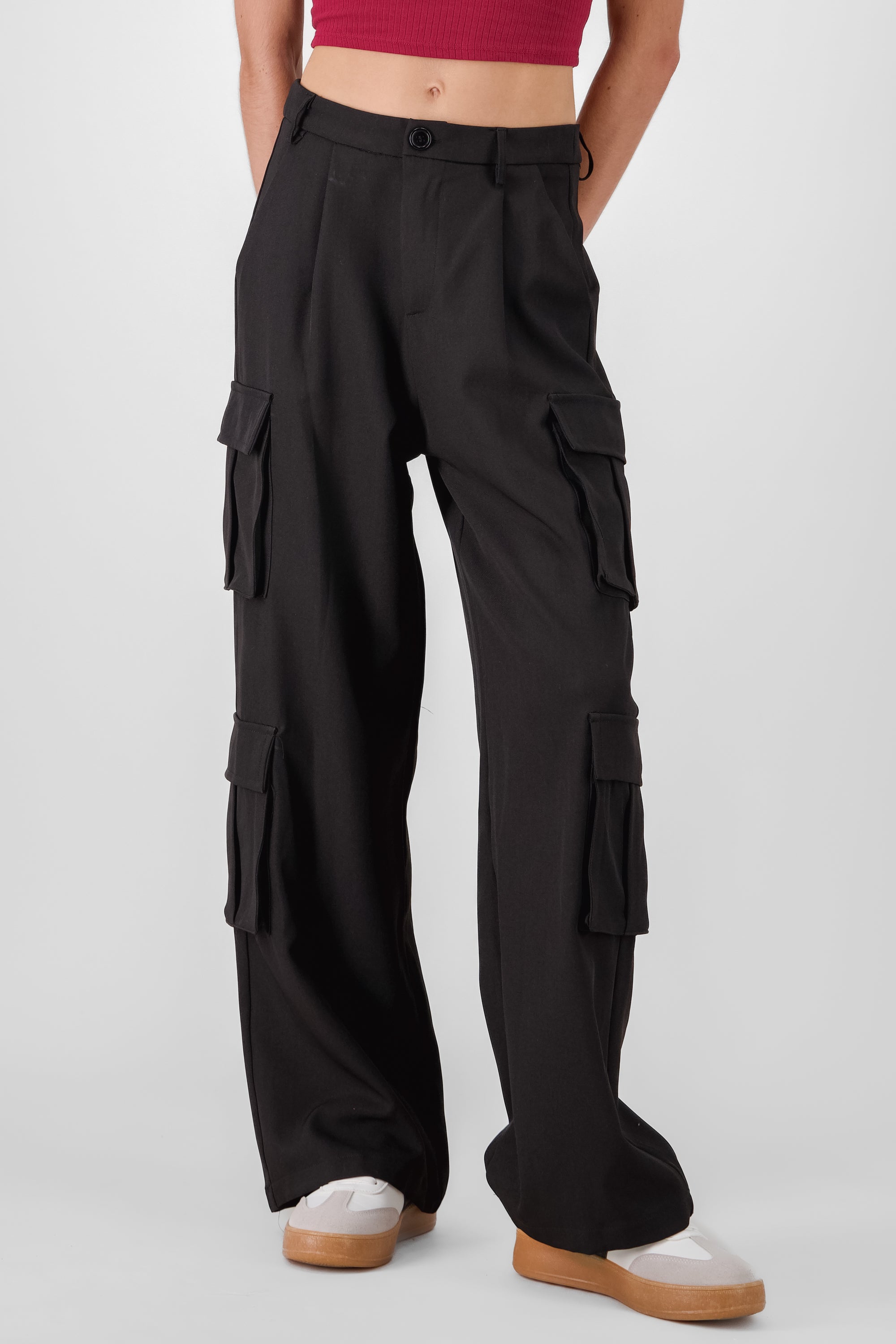 Pantalon amplio detalle cargo NEGRO