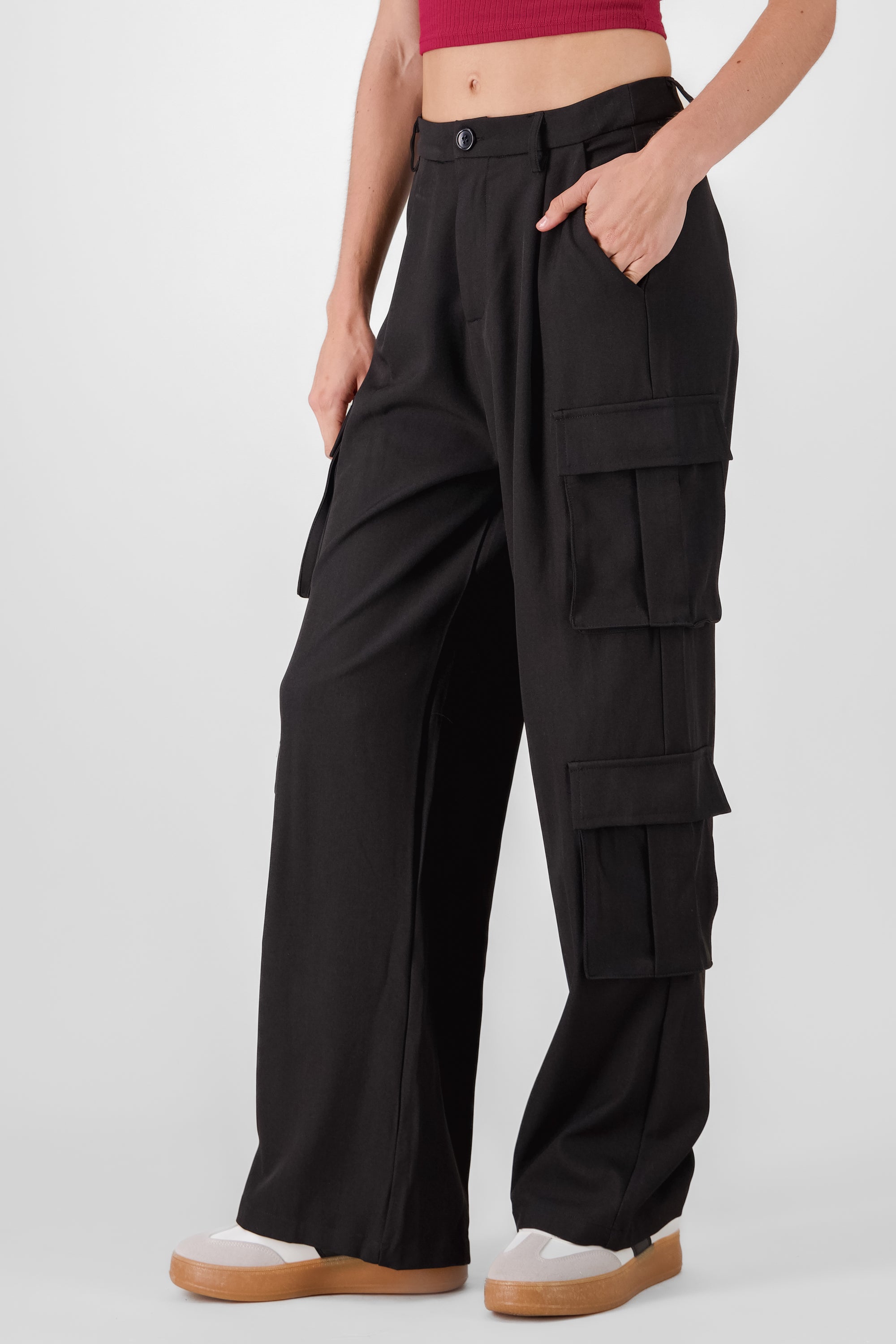 Pantalon amplio detalle cargo NEGRO