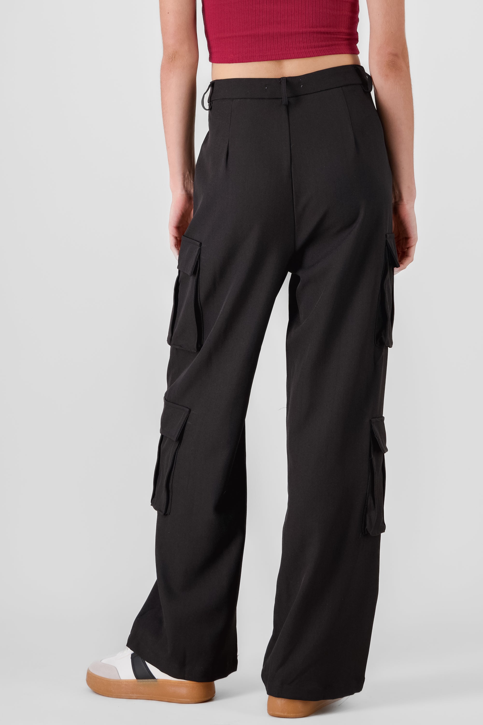 Pantalon amplio detalle cargo NEGRO