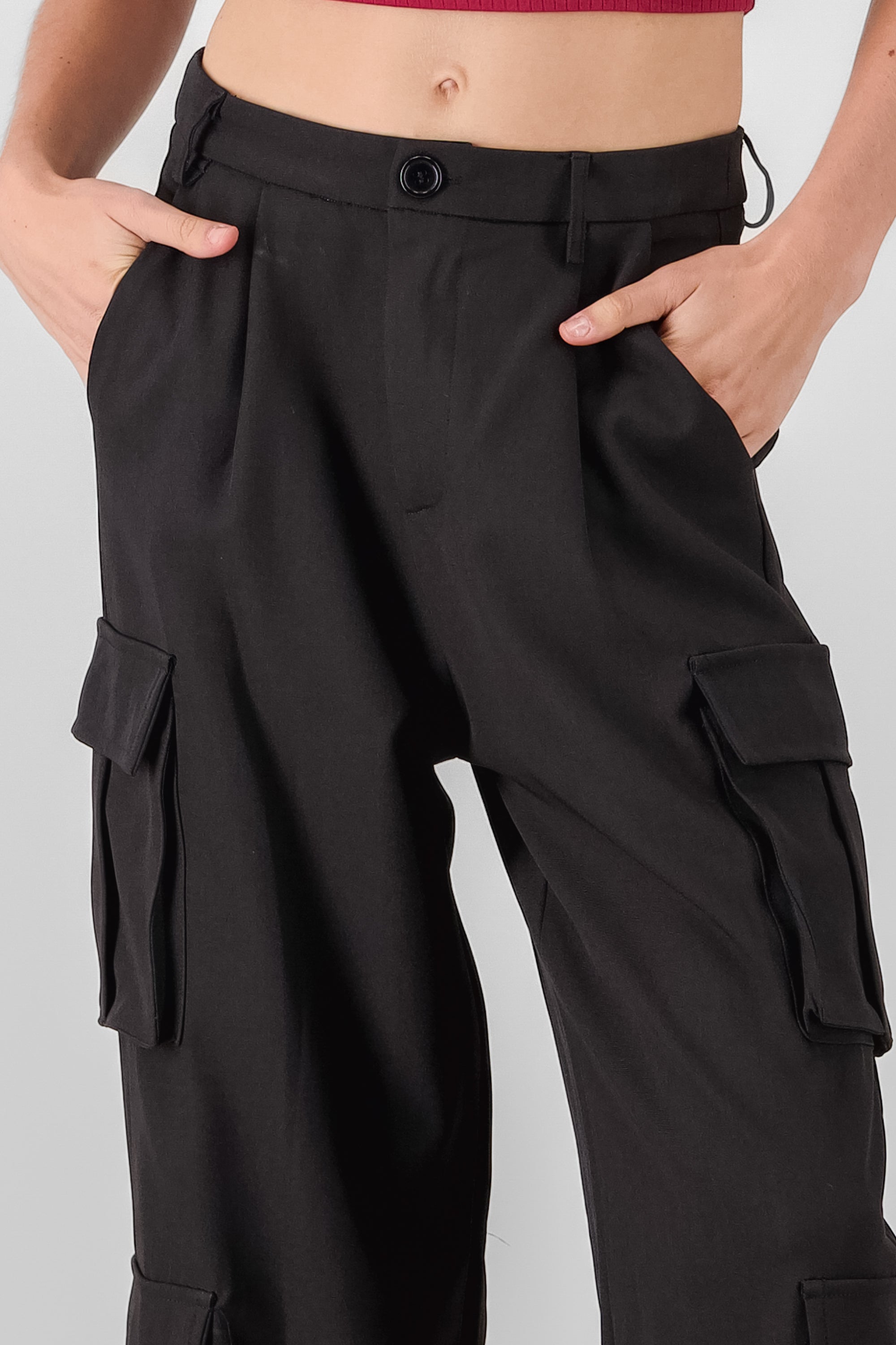 Pantalon amplio detalle cargo NEGRO