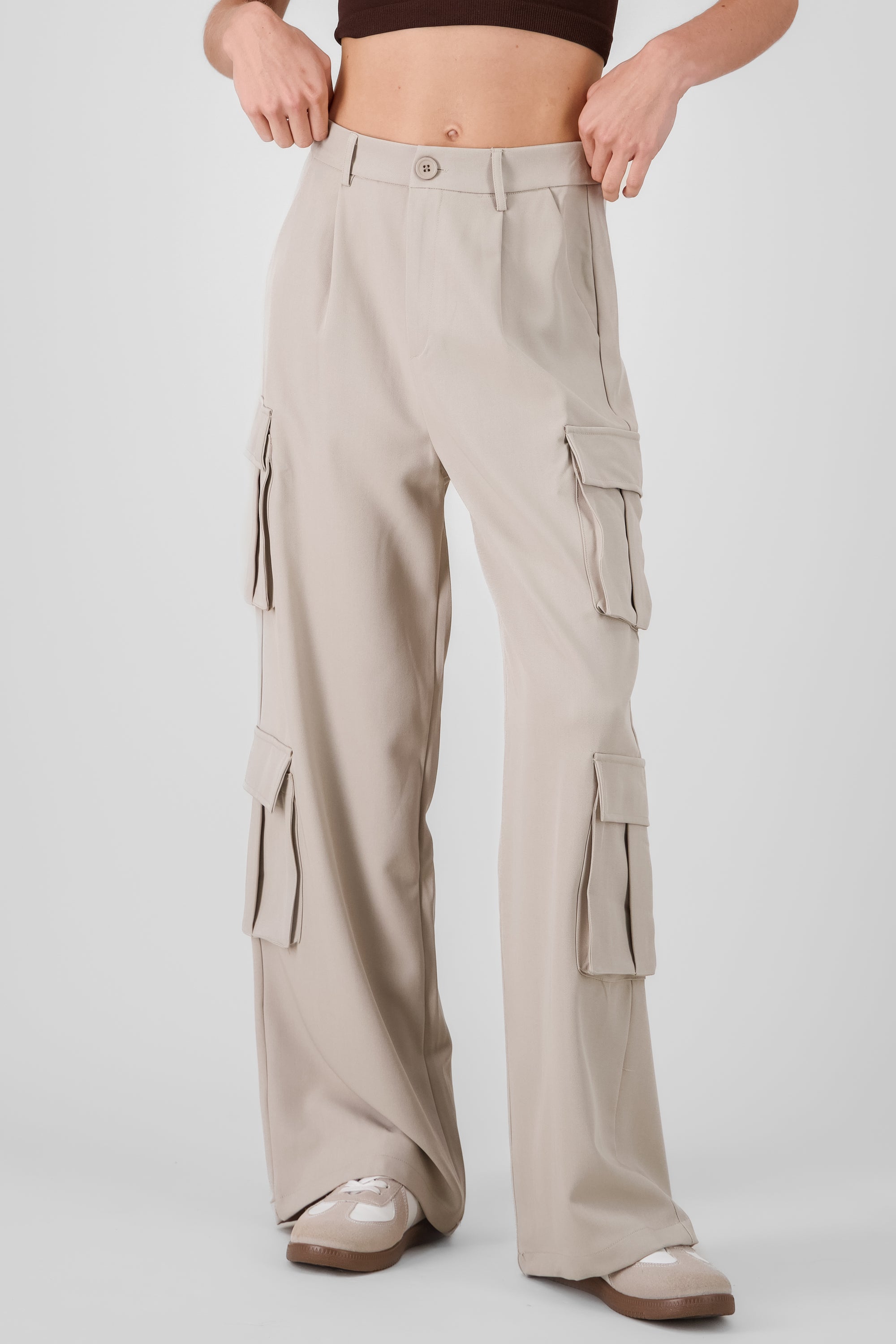 Pantalon amplio detalle cargo GRIS