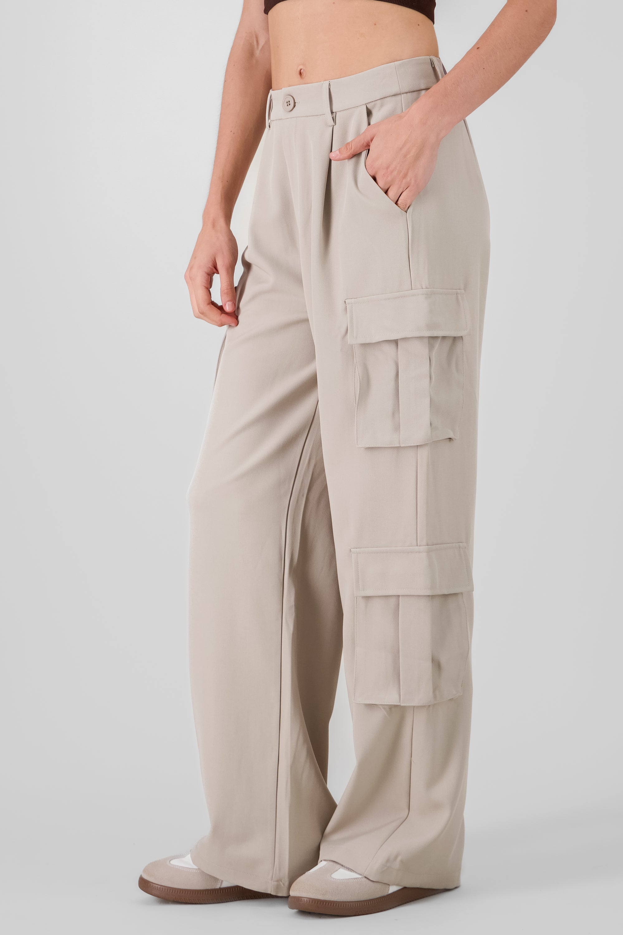 Pantalon amplio detalle cargo GRIS