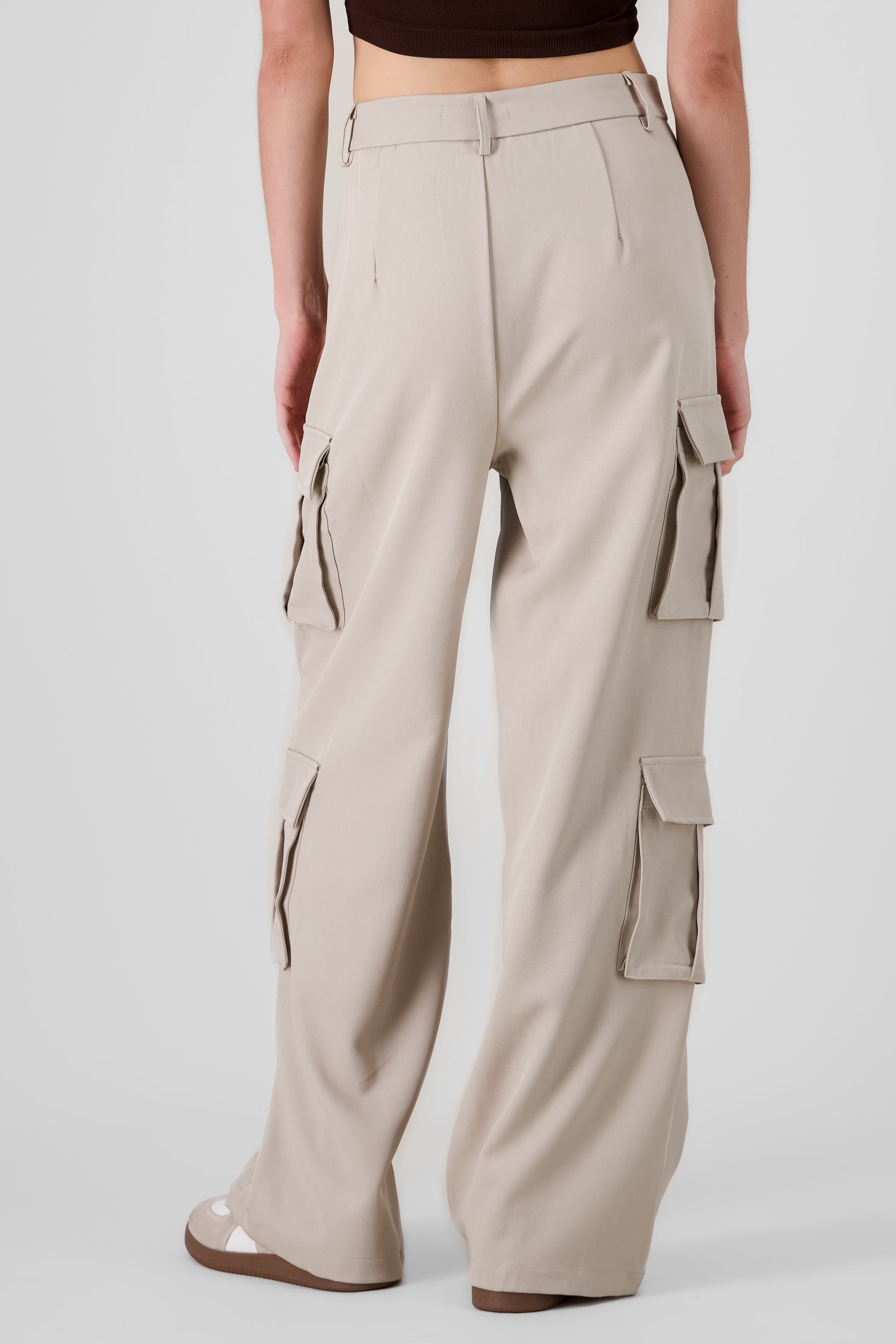 Pantalon amplio detalle cargo GRIS