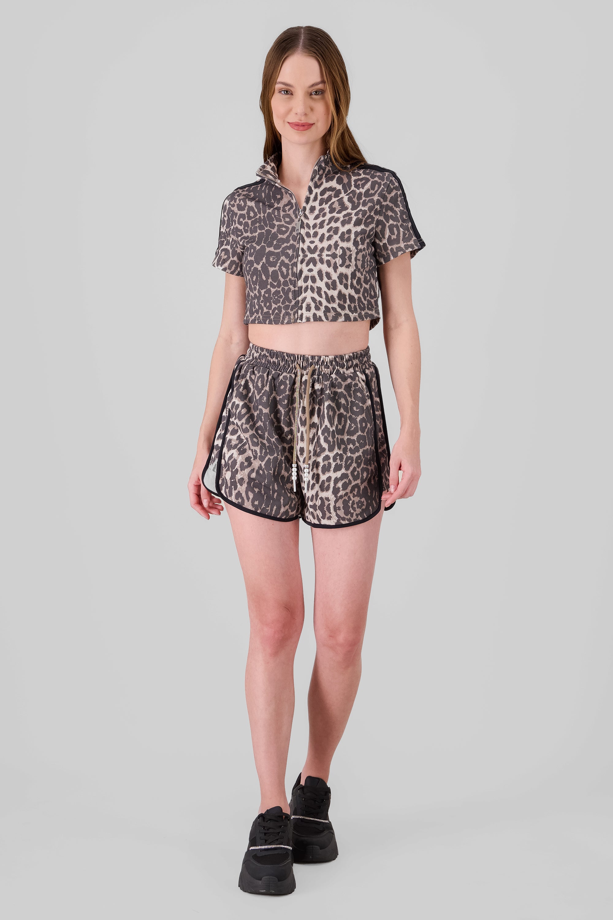 Short deportivo estampado animal print CAFE COMBO