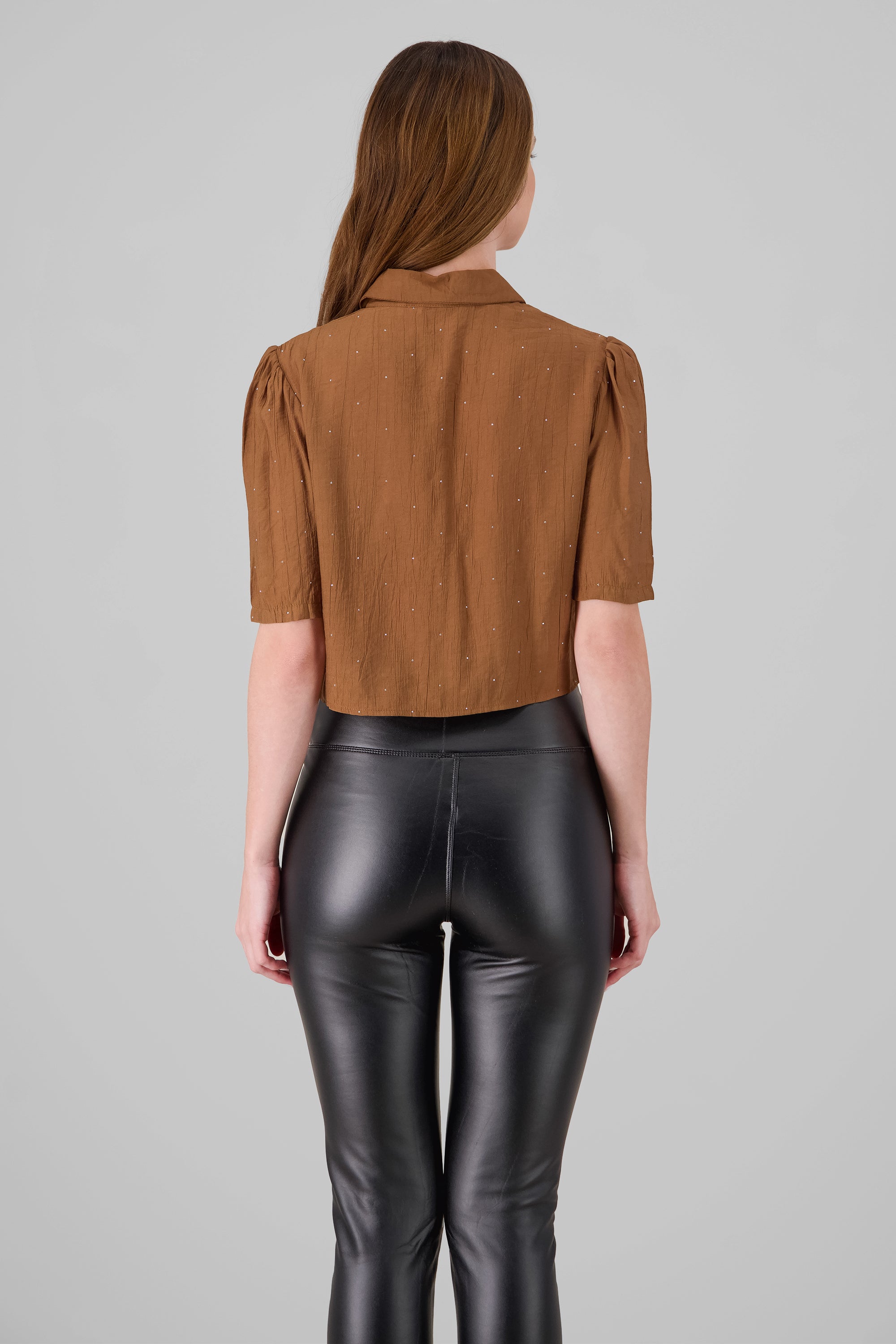 Camisa crop detalle brillos CAFE