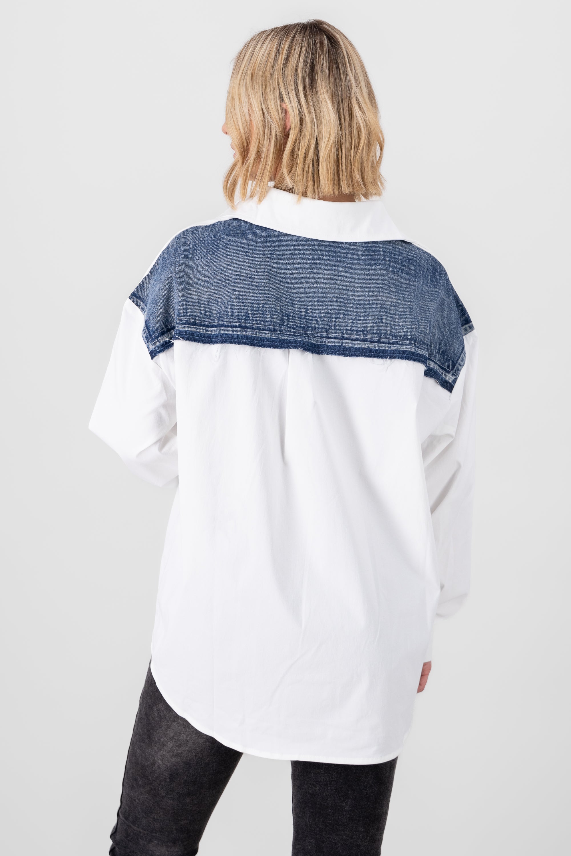 Camisa larga detalle bolsa denim BLANCO