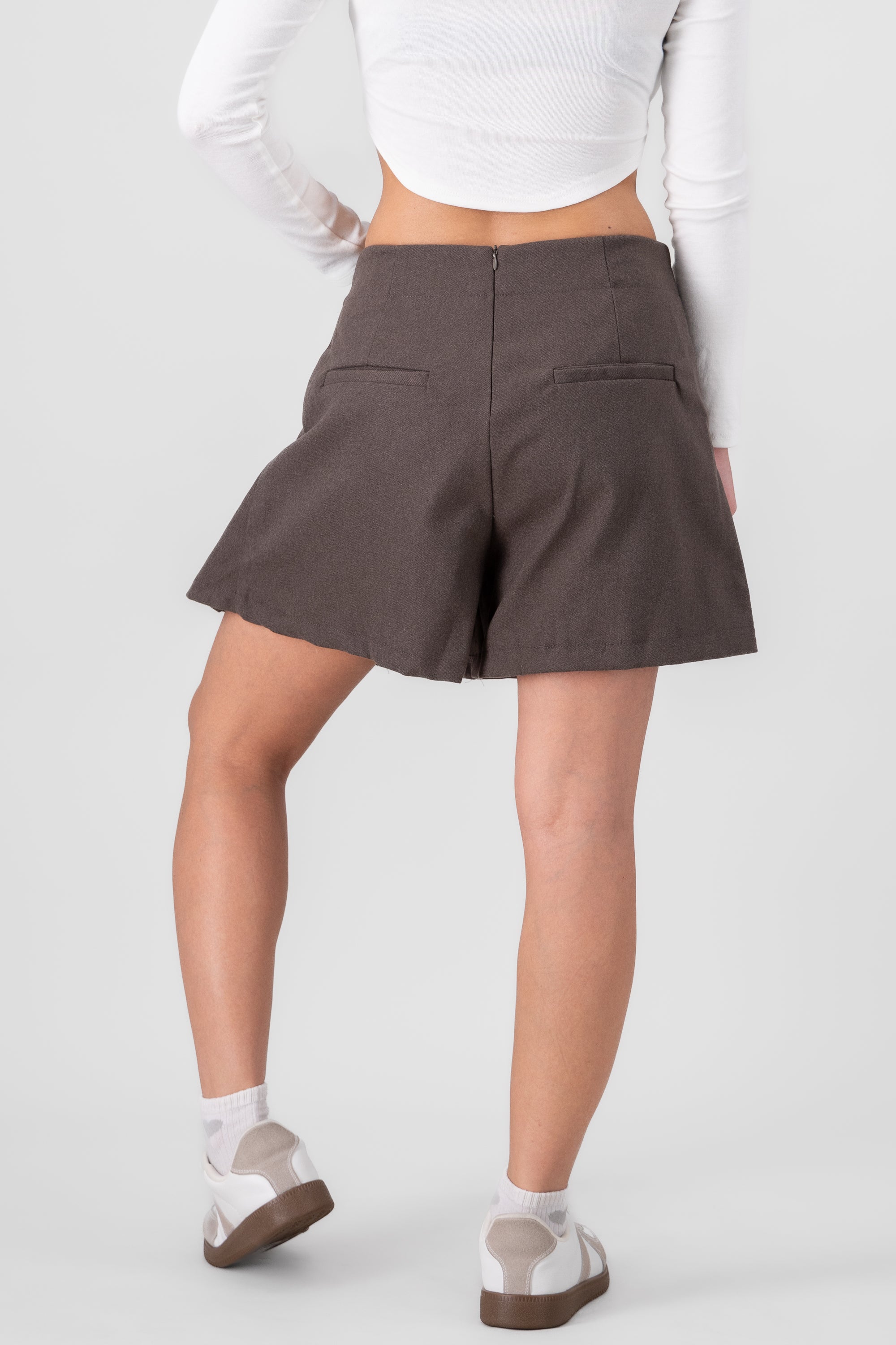 Falda short detalle cinturon CAFE