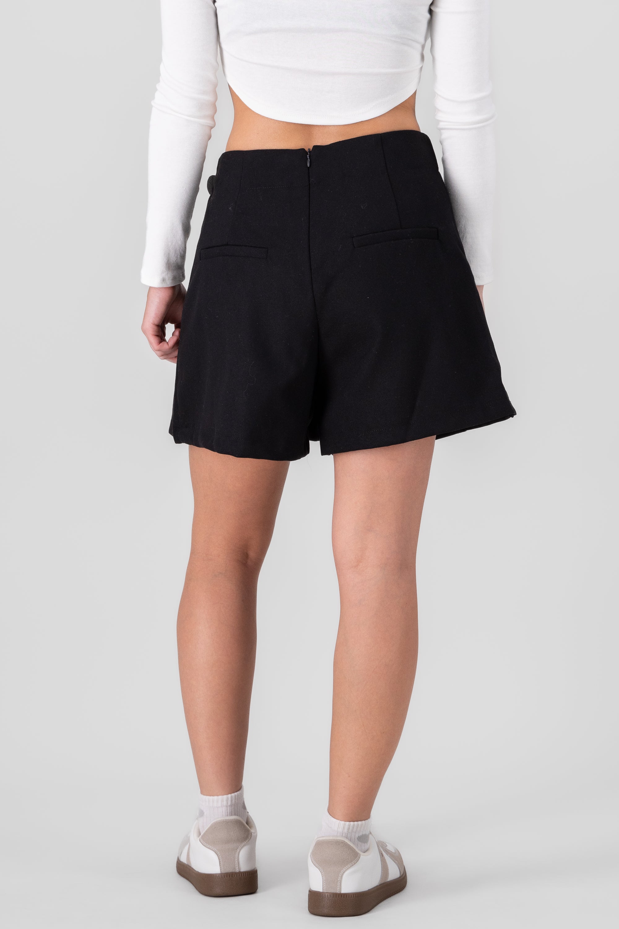 Falda short detalle cinturon NEGRO