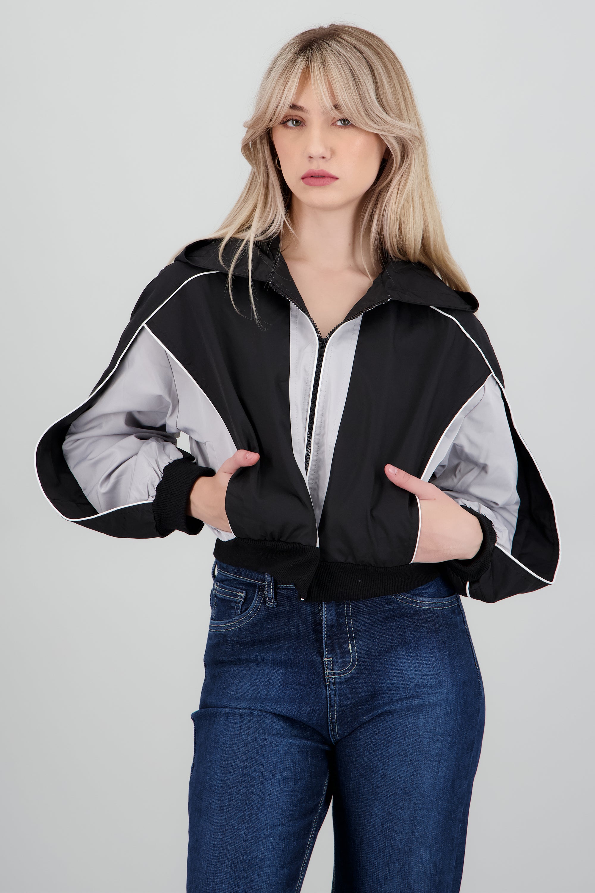 Chamarra ligera detalle contraste NEGRO