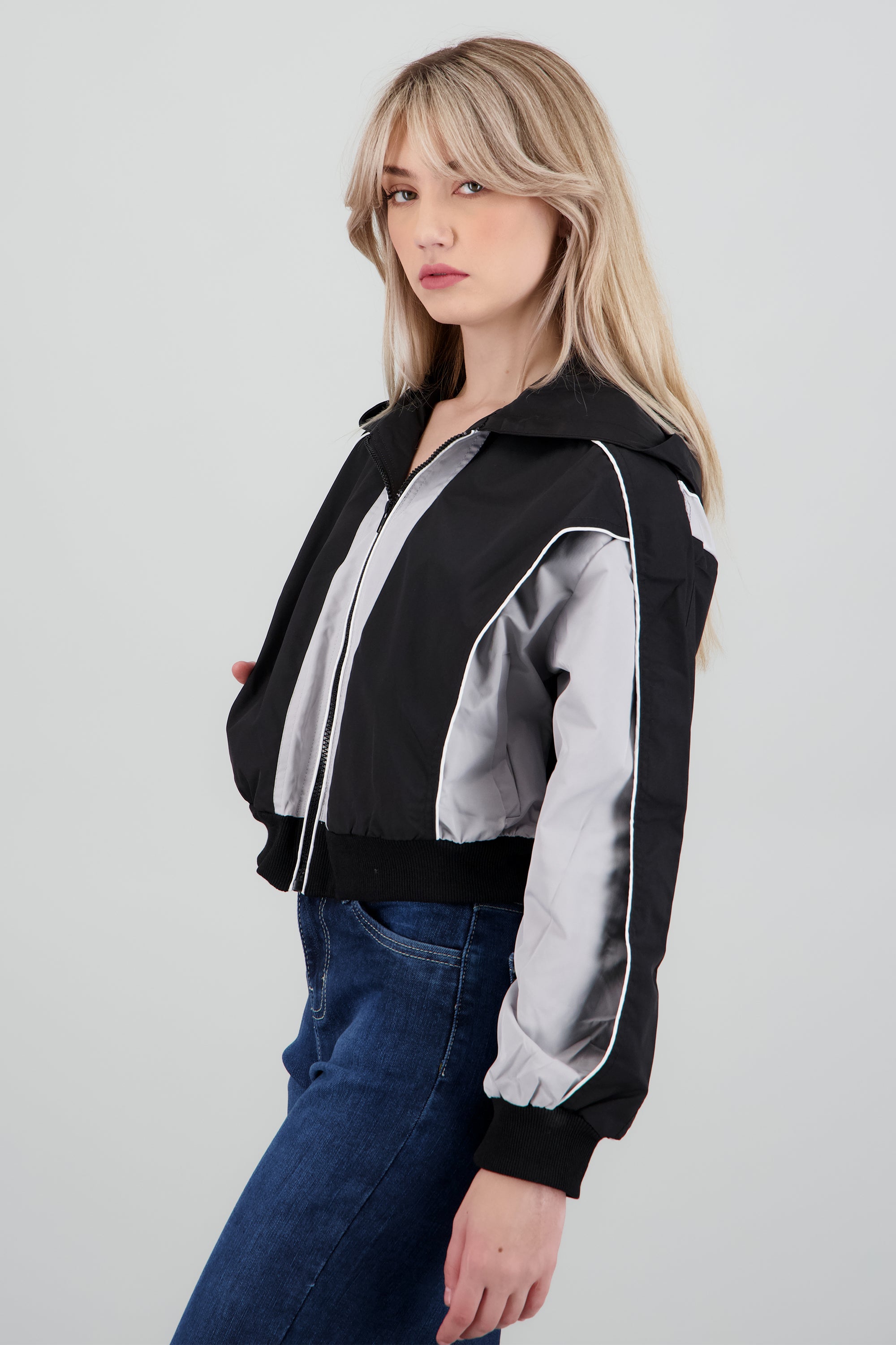 Chamarra ligera detalle contraste NEGRO