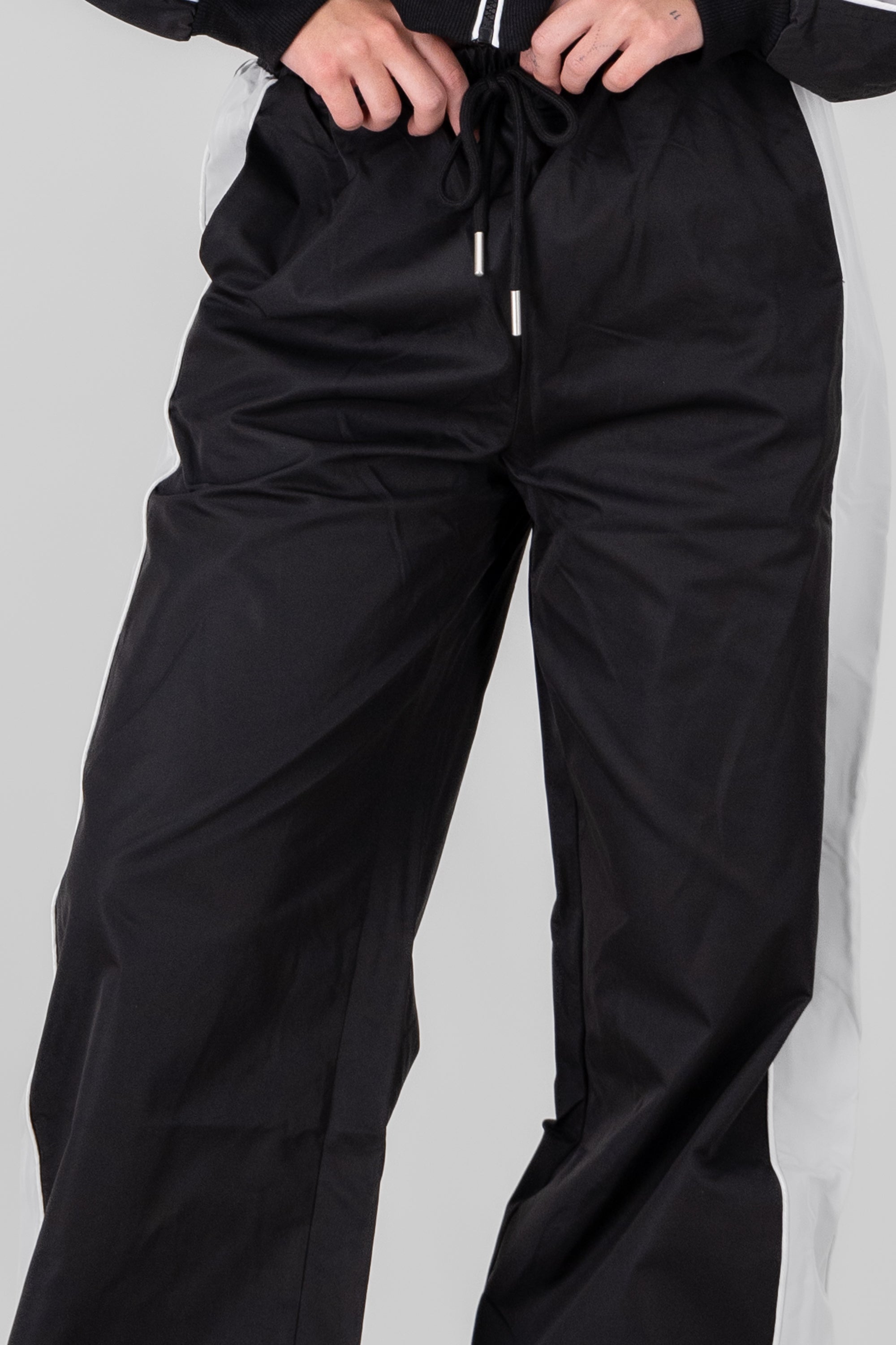 Pantalon detalle contraste NEGRO