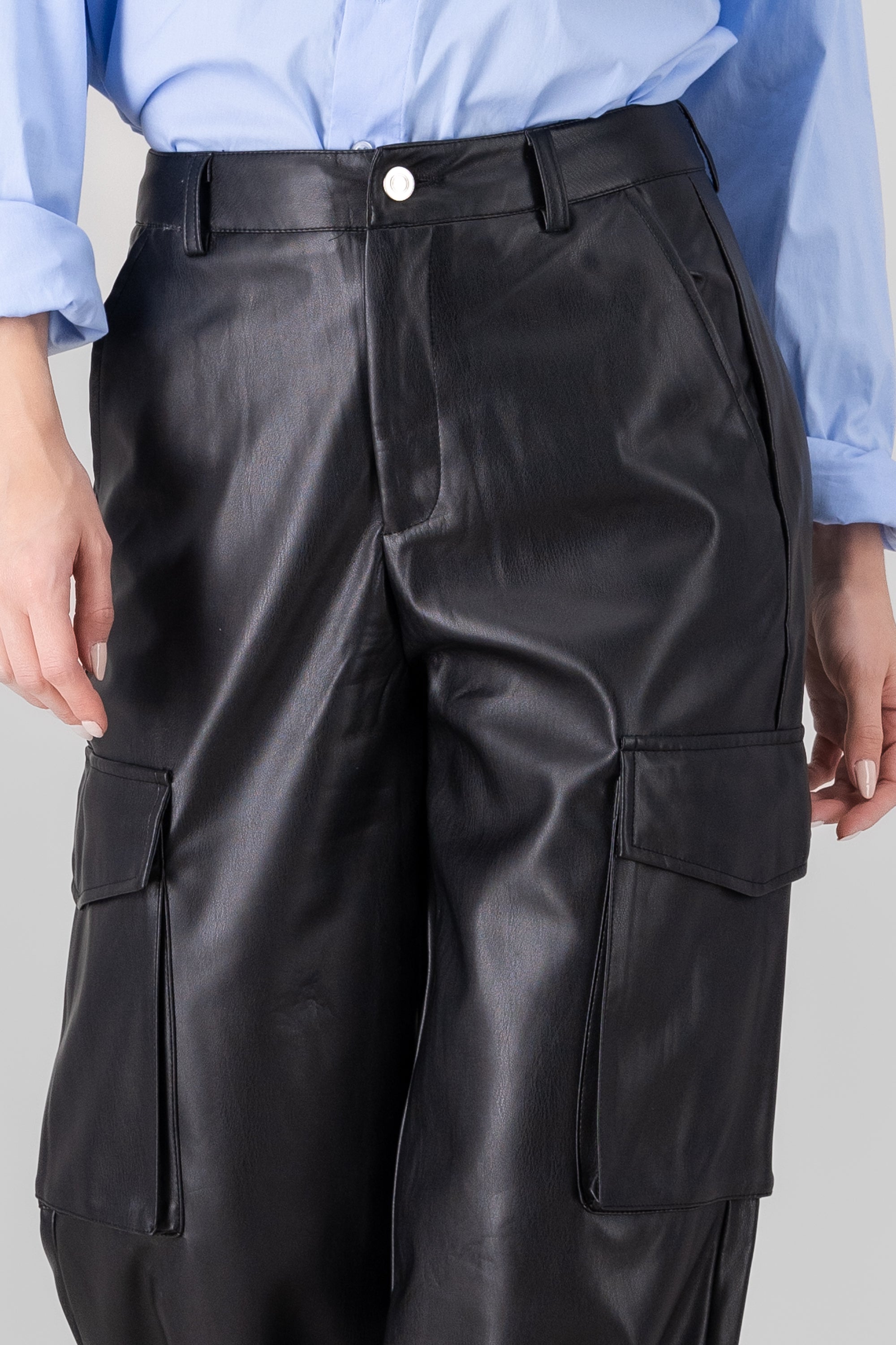 Pantalon pu bolsas cargo NEGRO