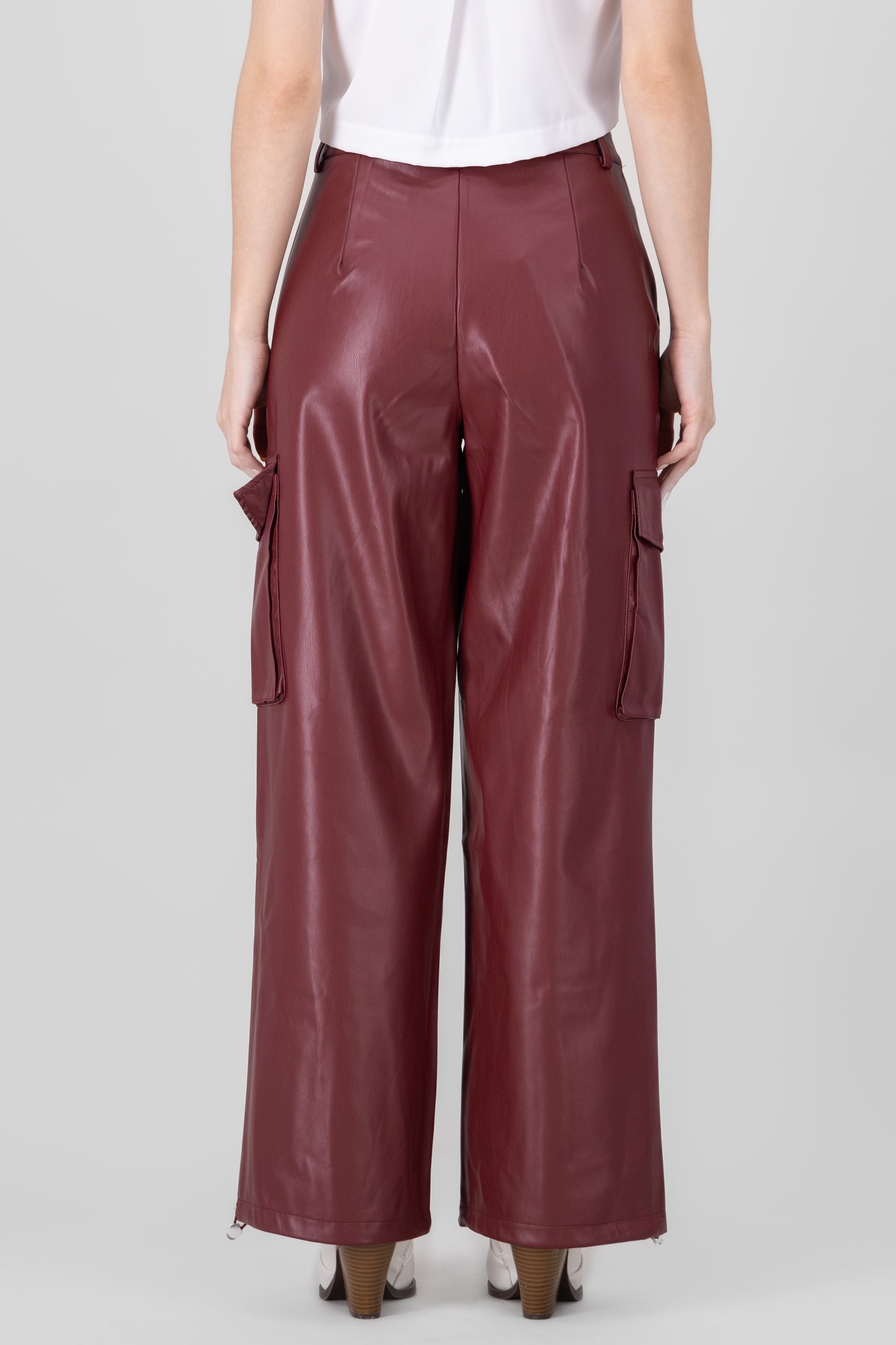 Pantalon pu bolsas cargo VINO