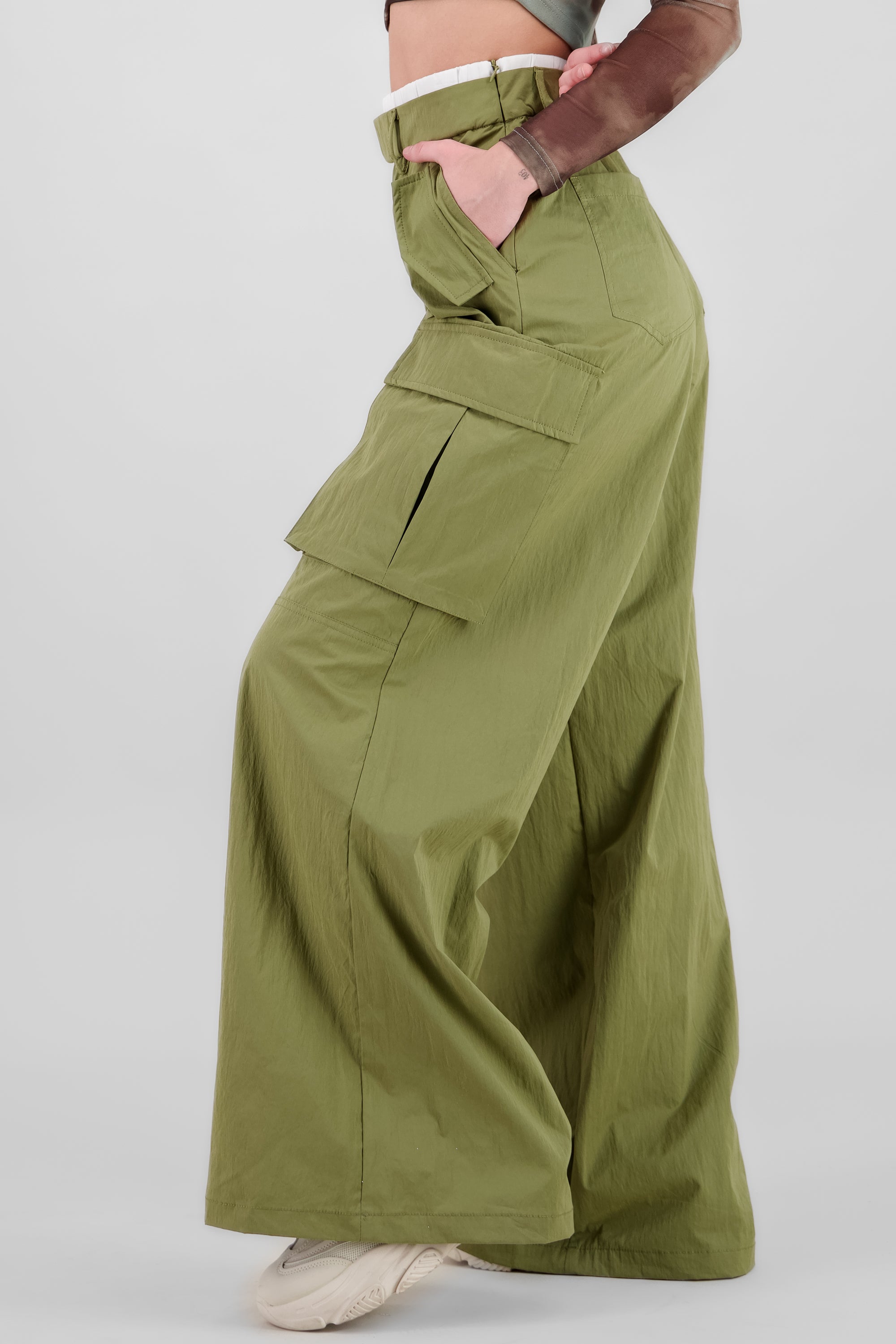 Pantalon cargo detalle pretina doble VERDE