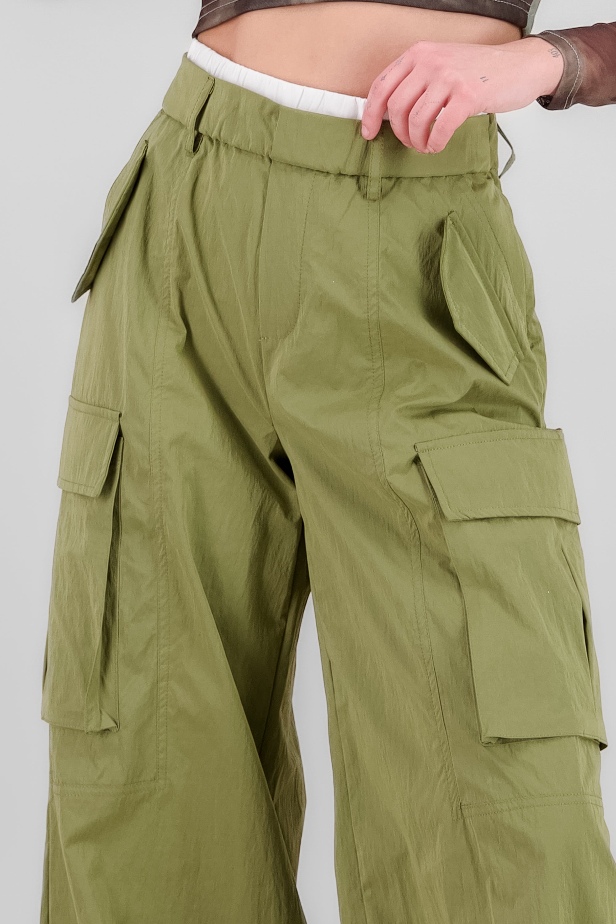 Pantalon cargo detalle pretina doble VERDE