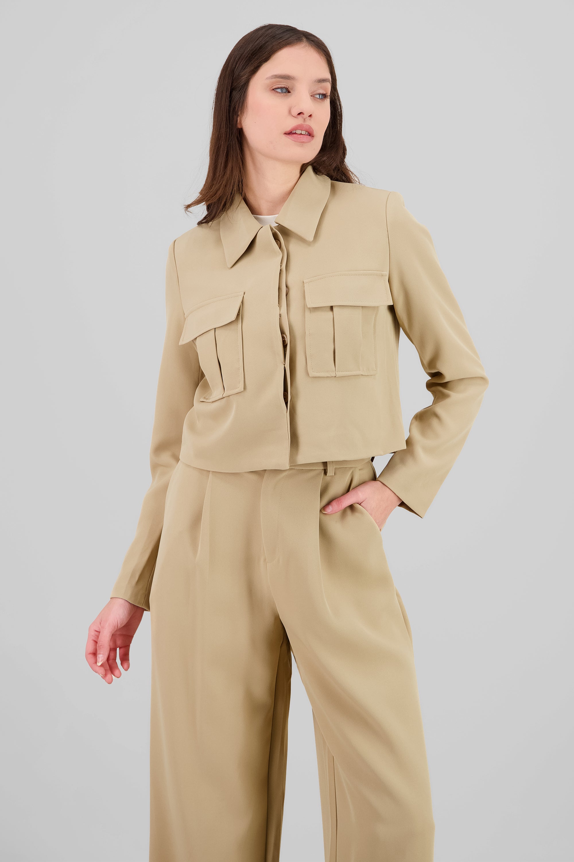 Camisa crop detalle bolsas 3D BEIGE