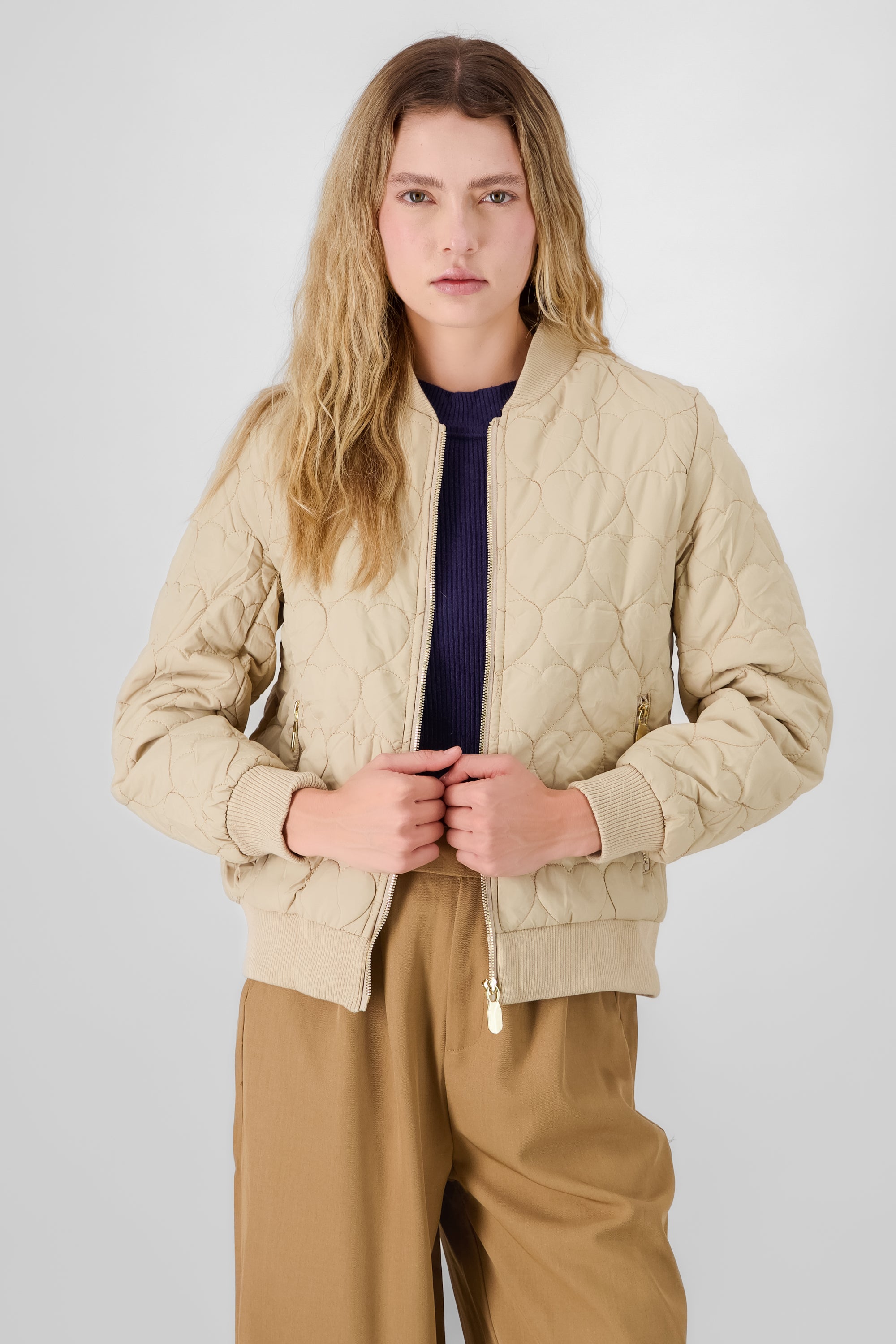 CHAMARRA BOMBER DETALLE CORAZONES BEIGE