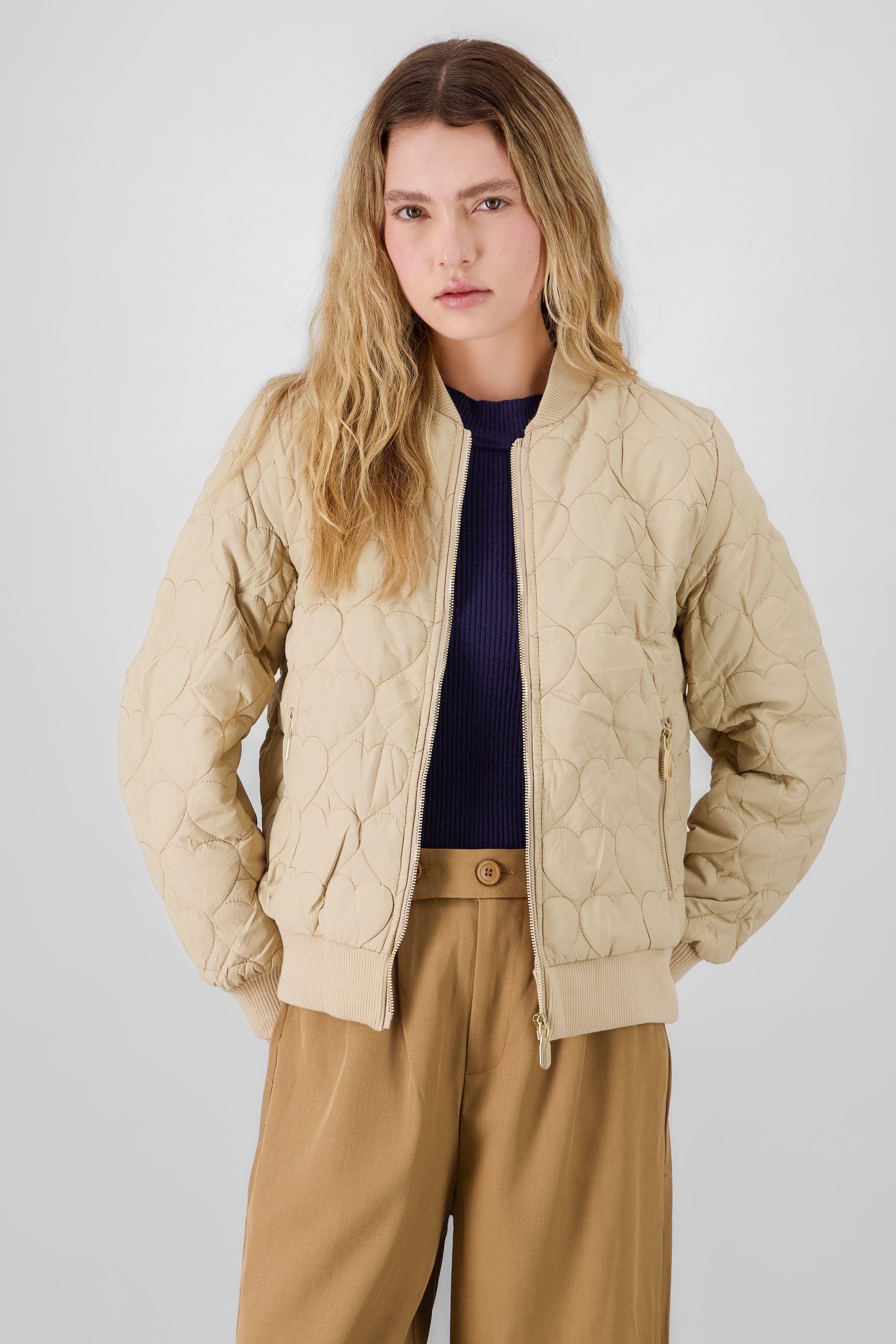 CHAMARRA BOMBER DETALLE CORAZONES BEIGE