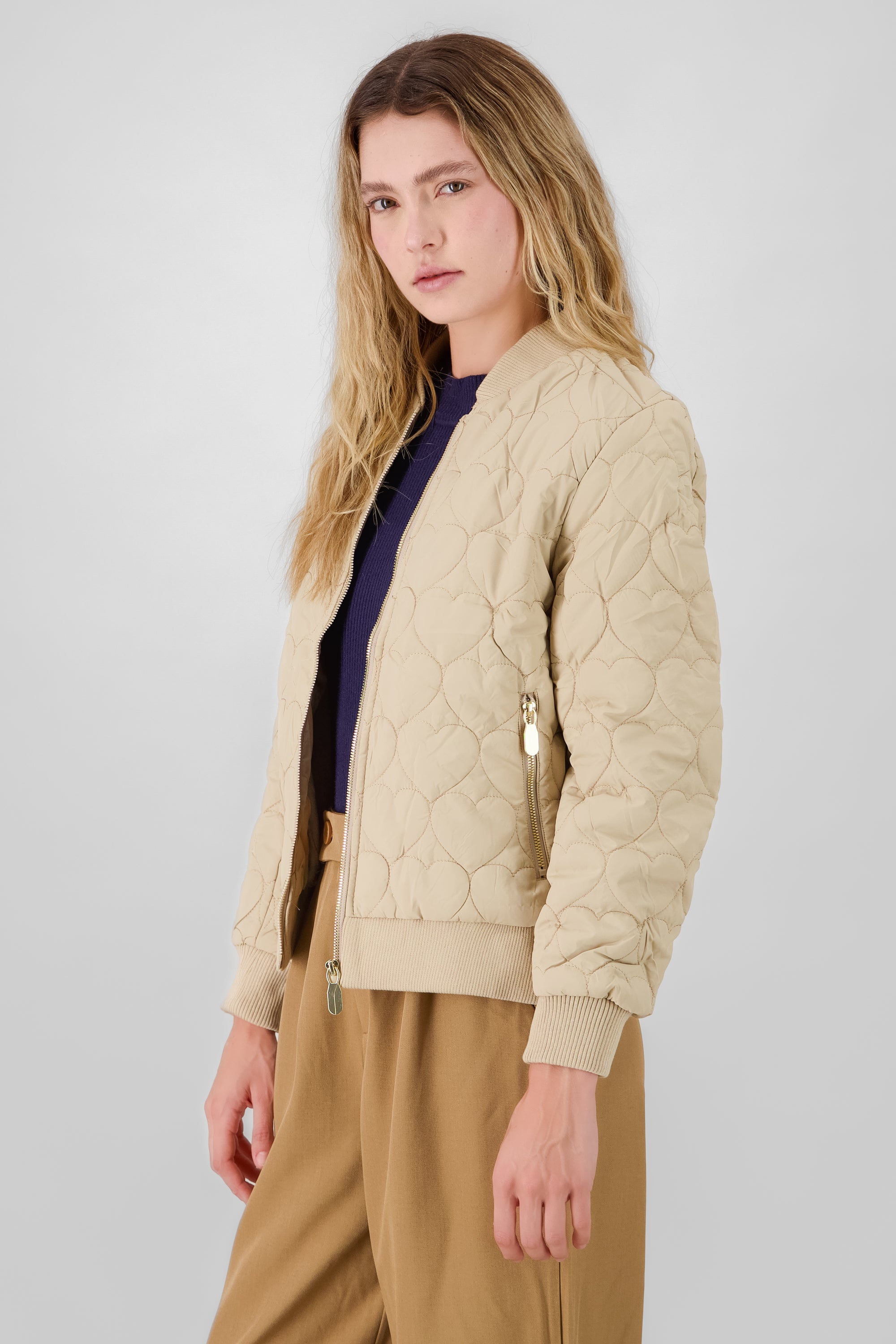 CHAMARRA BOMBER DETALLE CORAZONES BEIGE