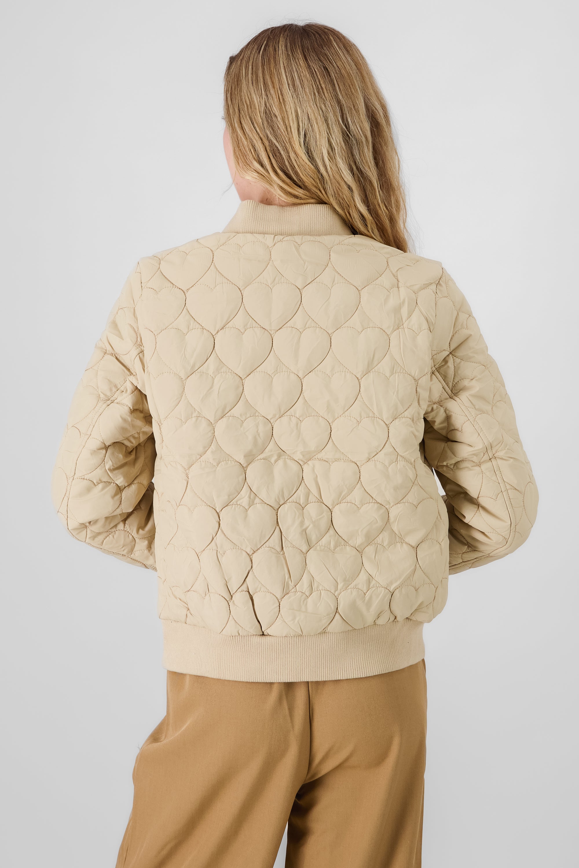 CHAMARRA BOMBER DETALLE CORAZONES BEIGE