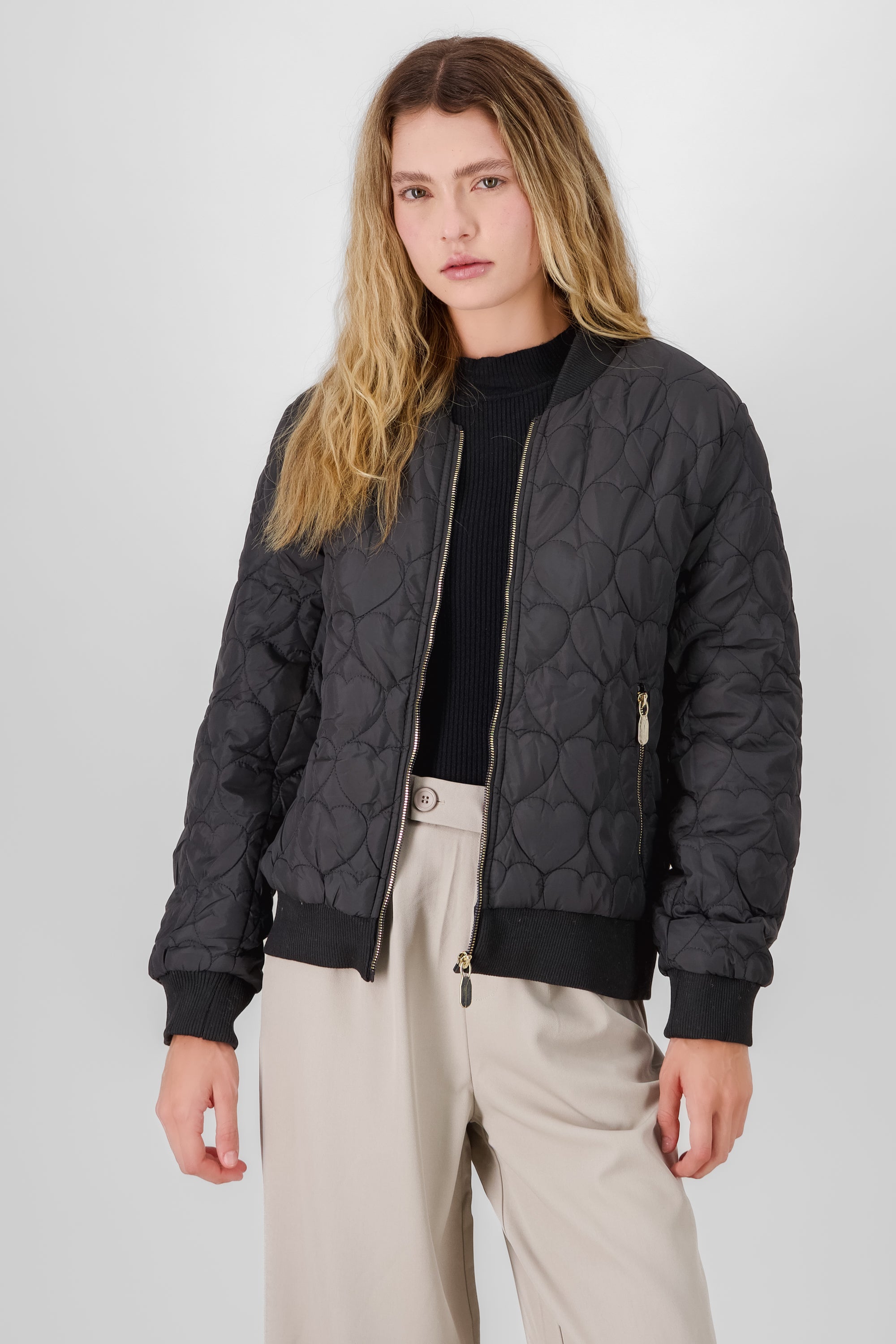 CHAMARRA BOMBER DETALLE CORAZONES NEGRO