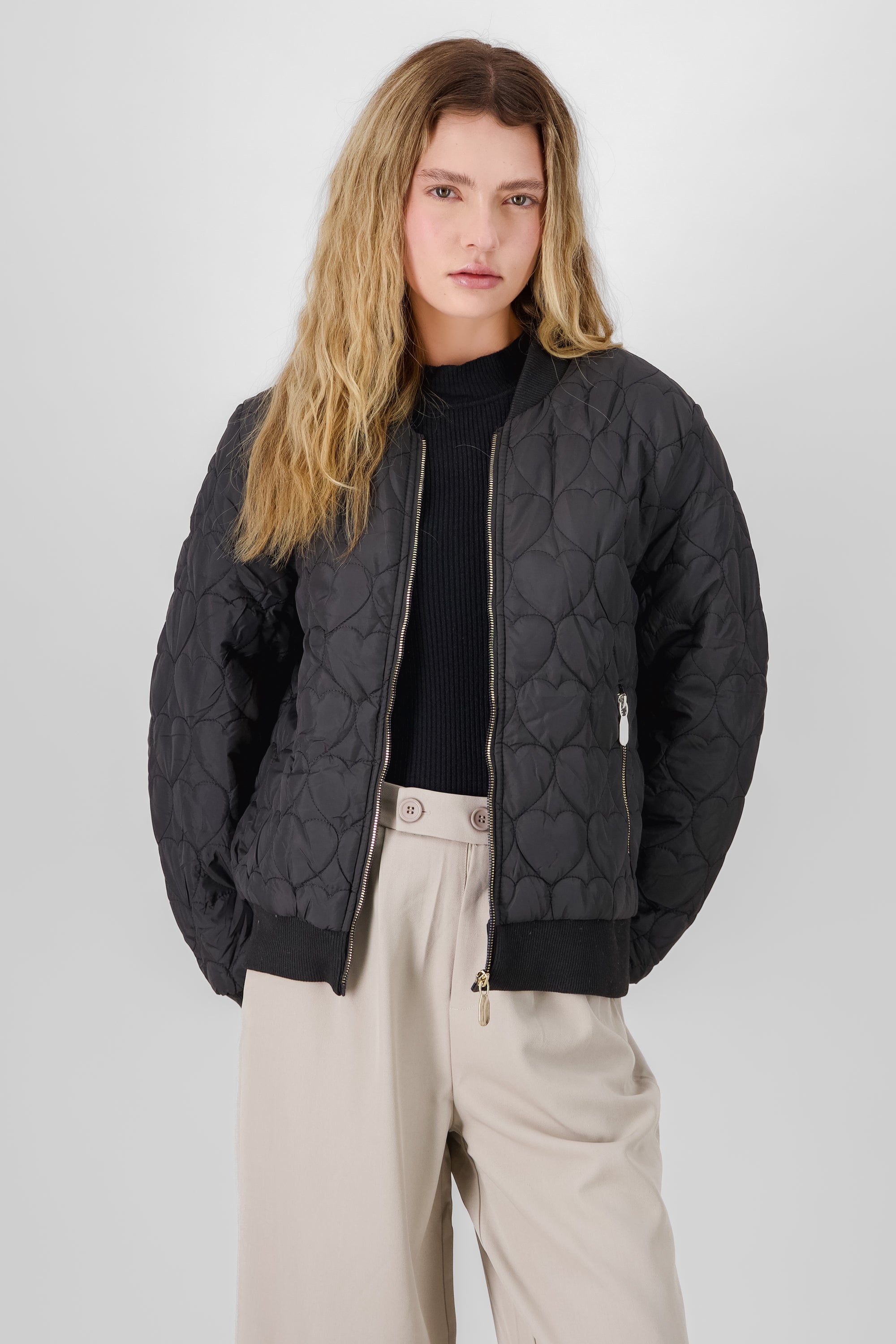 CHAMARRA BOMBER DETALLE CORAZONES NEGRO