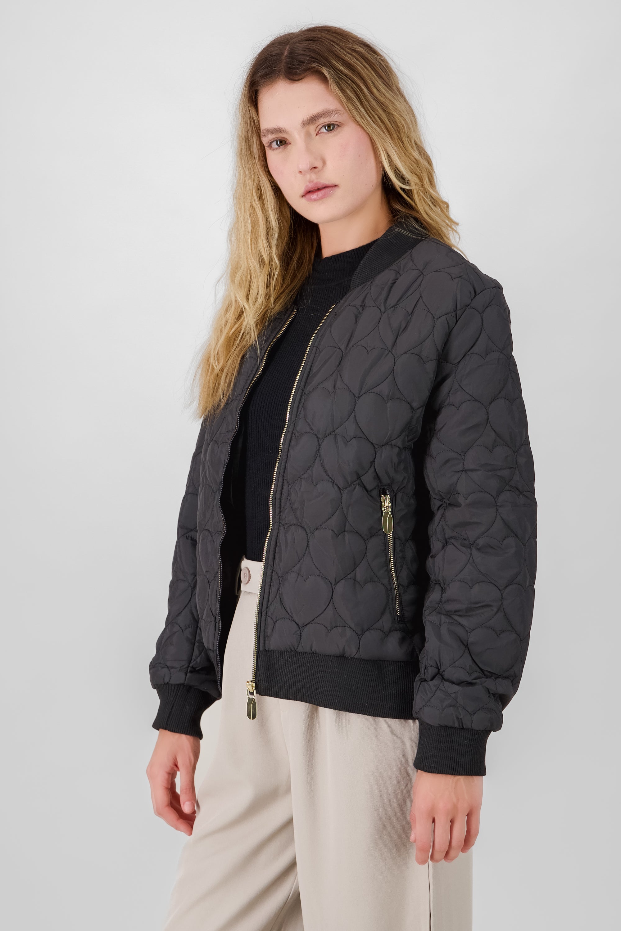 CHAMARRA BOMBER DETALLE CORAZONES NEGRO