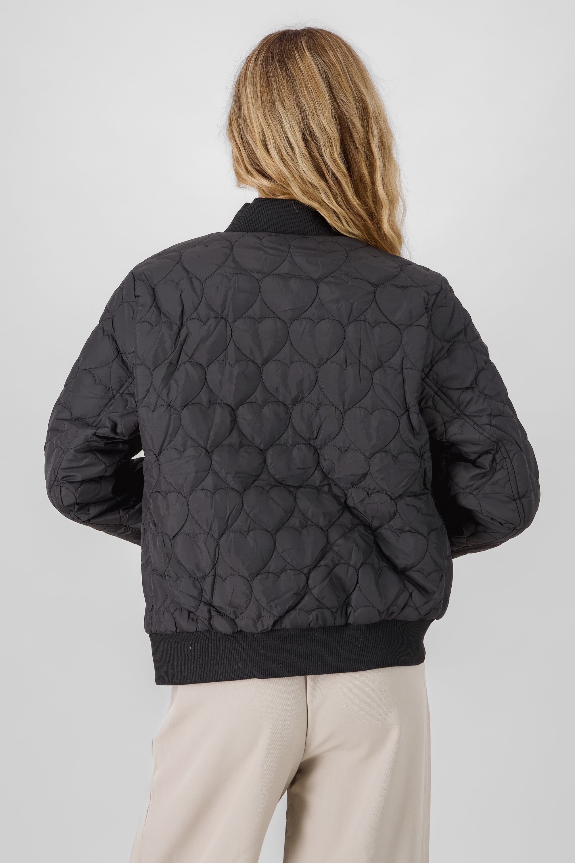 CHAMARRA BOMBER DETALLE CORAZONES NEGRO