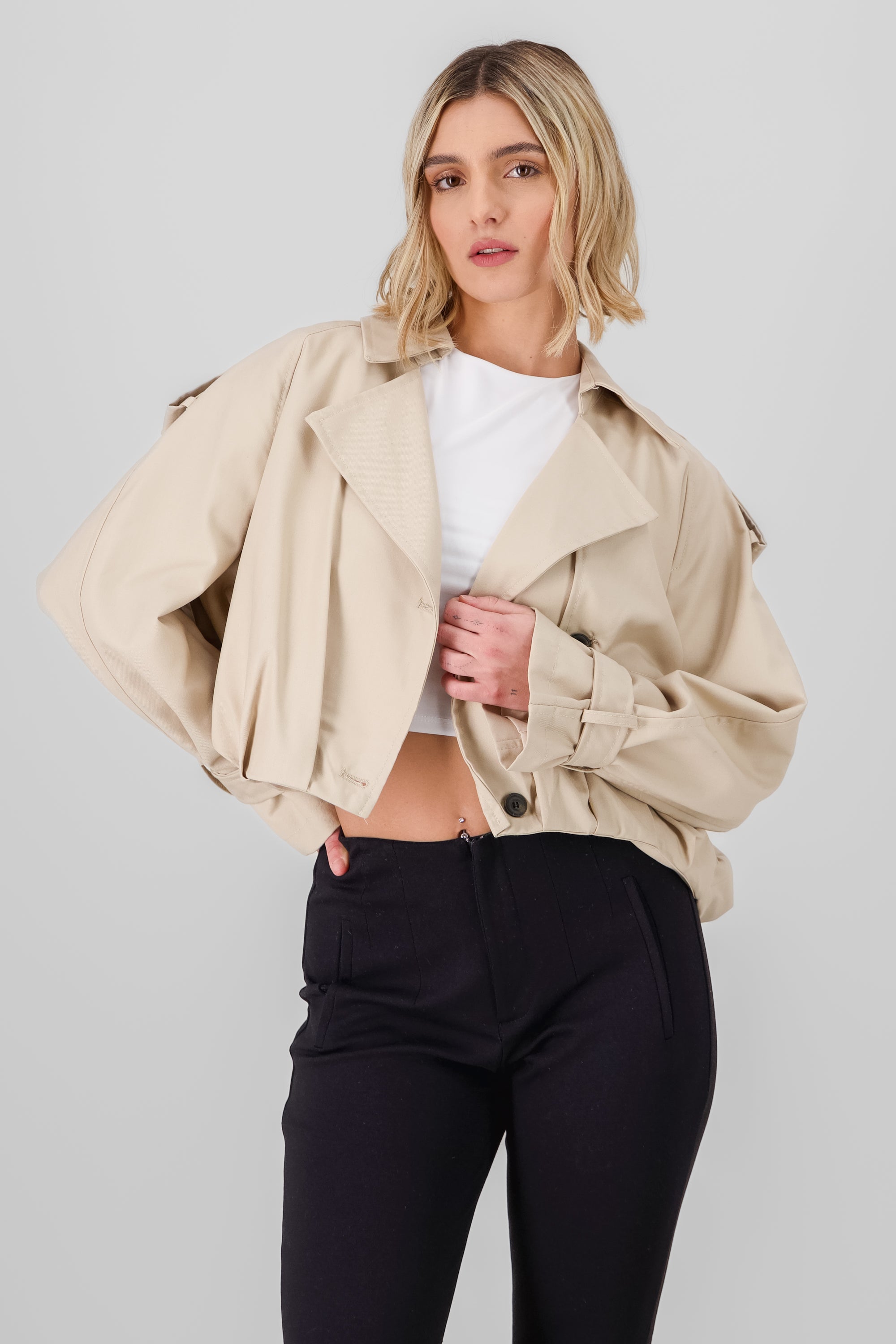 GABARDINA CORTA LISA BEIGE