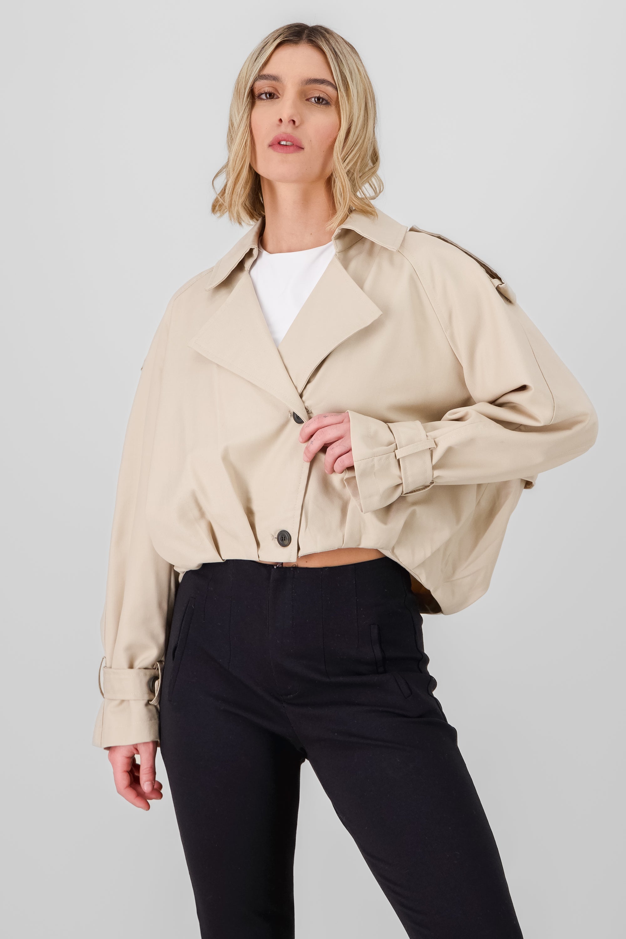 GABARDINA CORTA LISA BEIGE