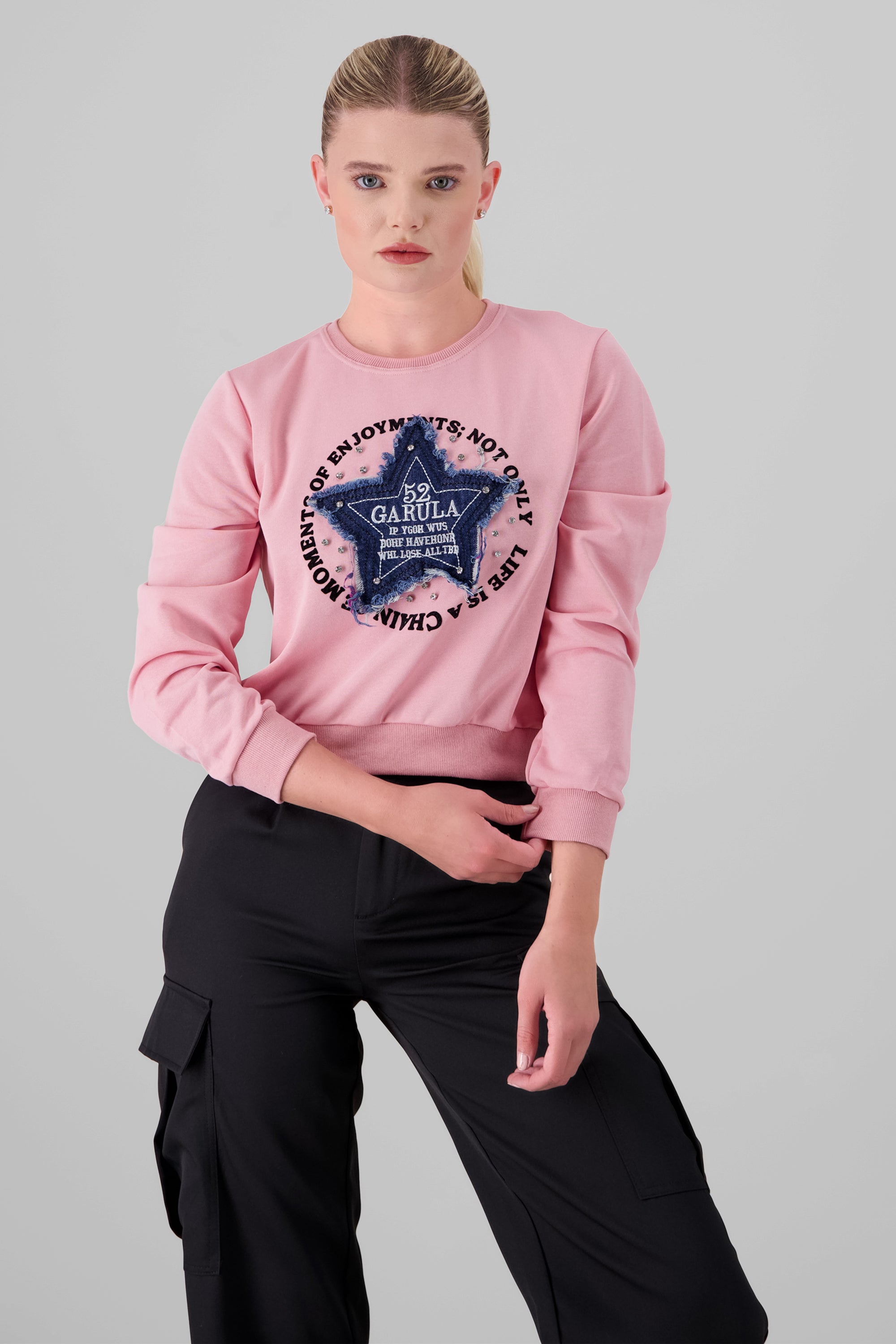 Sudadera cuello redondo detalle parche ROSA