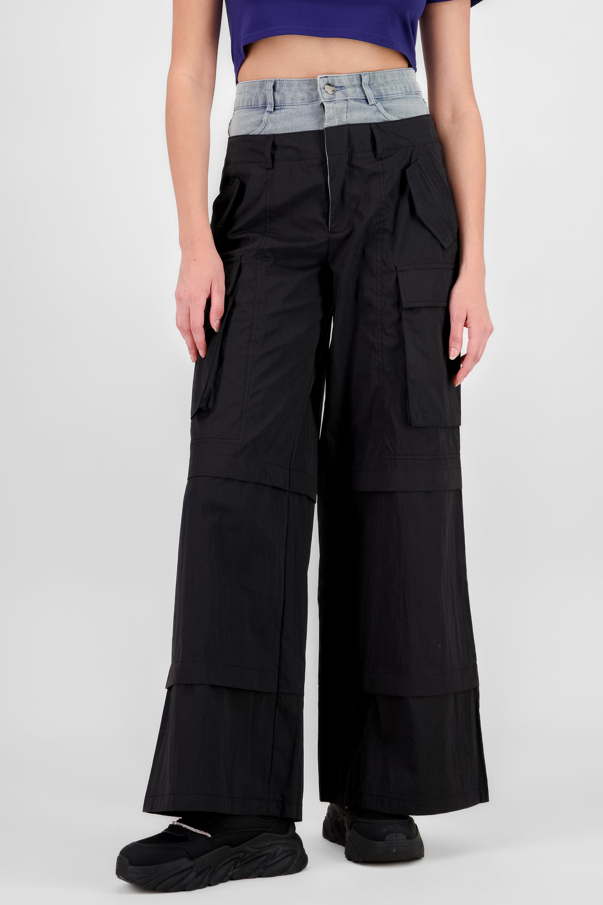 Pantalon cargo detalle pretina denim NEGRO