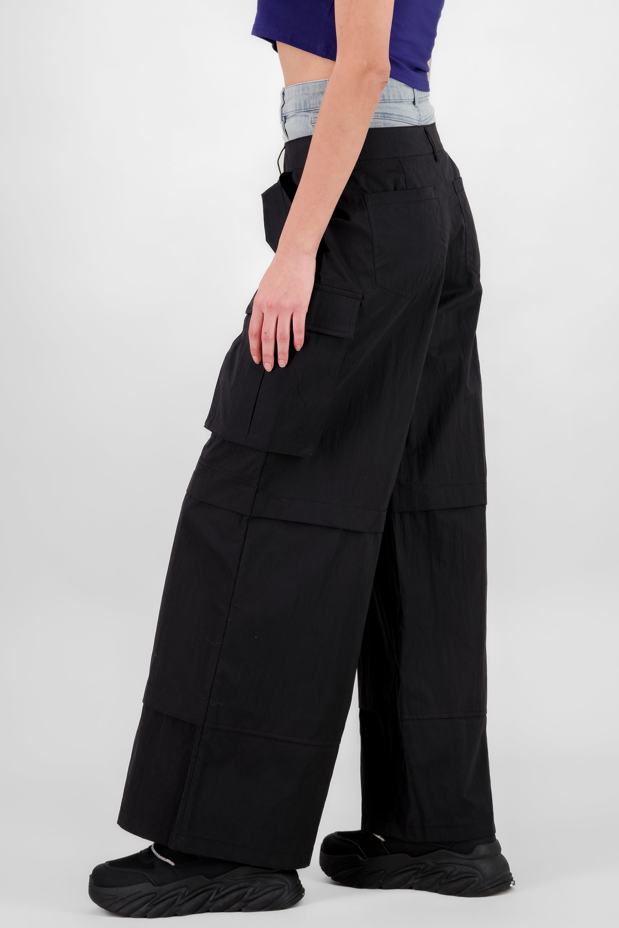 Pantalon cargo detalle pretina denim NEGRO