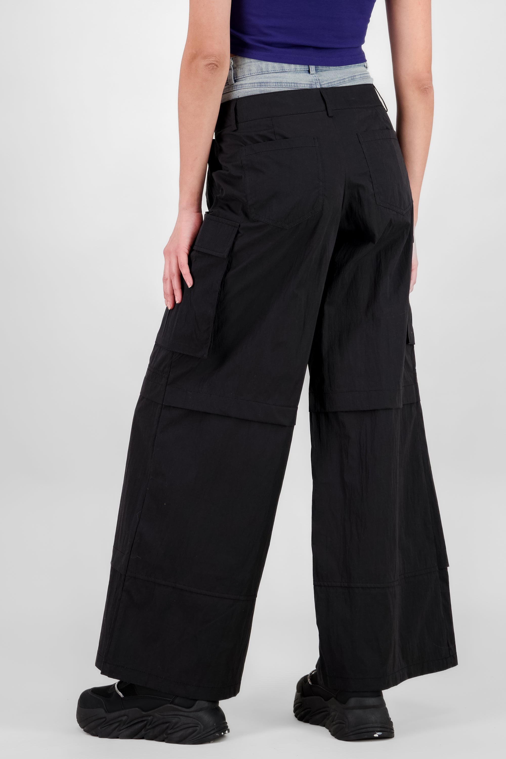 Pantalon cargo detalle pretina denim NEGRO