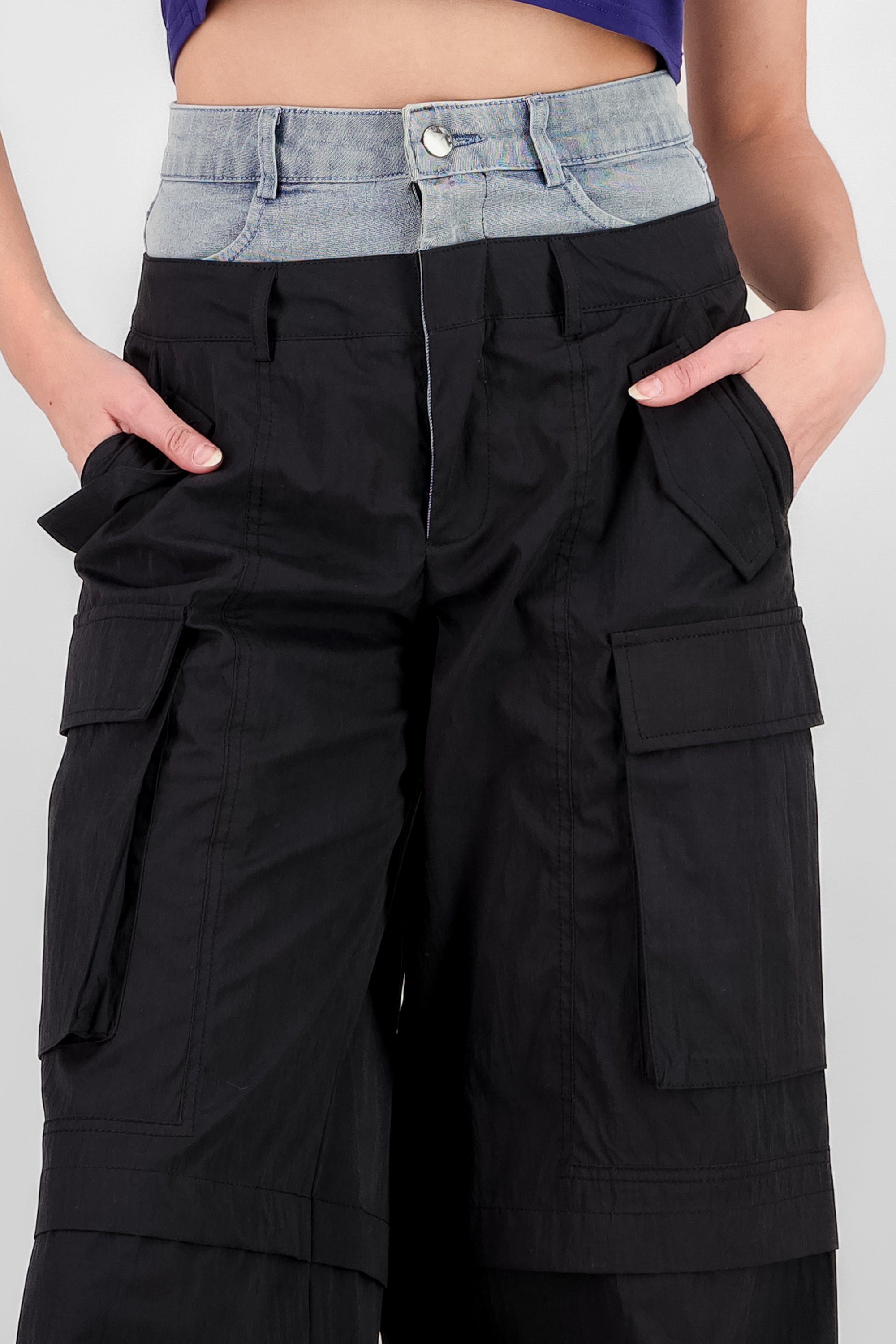 Pantalon cargo detalle pretina denim NEGRO