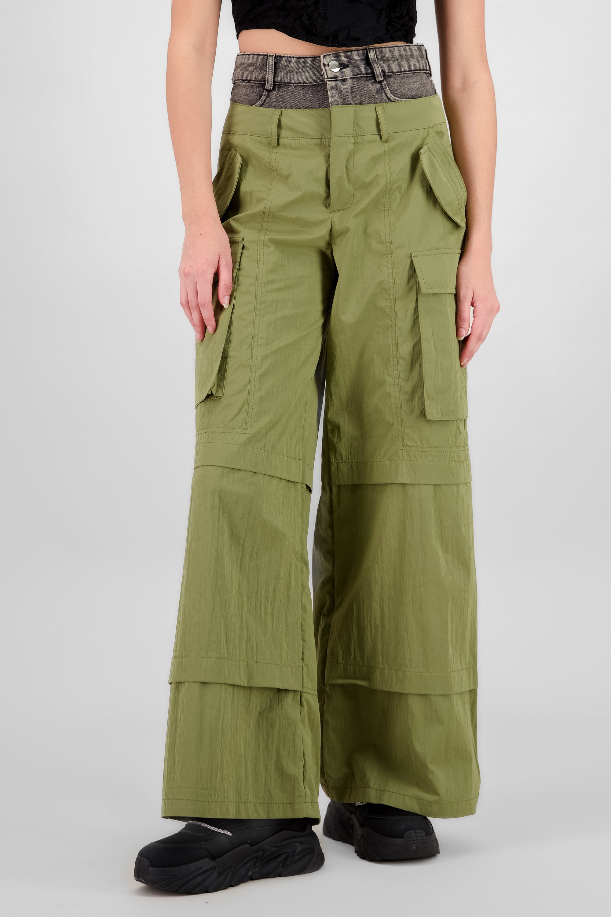 Pantalon cargo detalle pretina denim VERDE