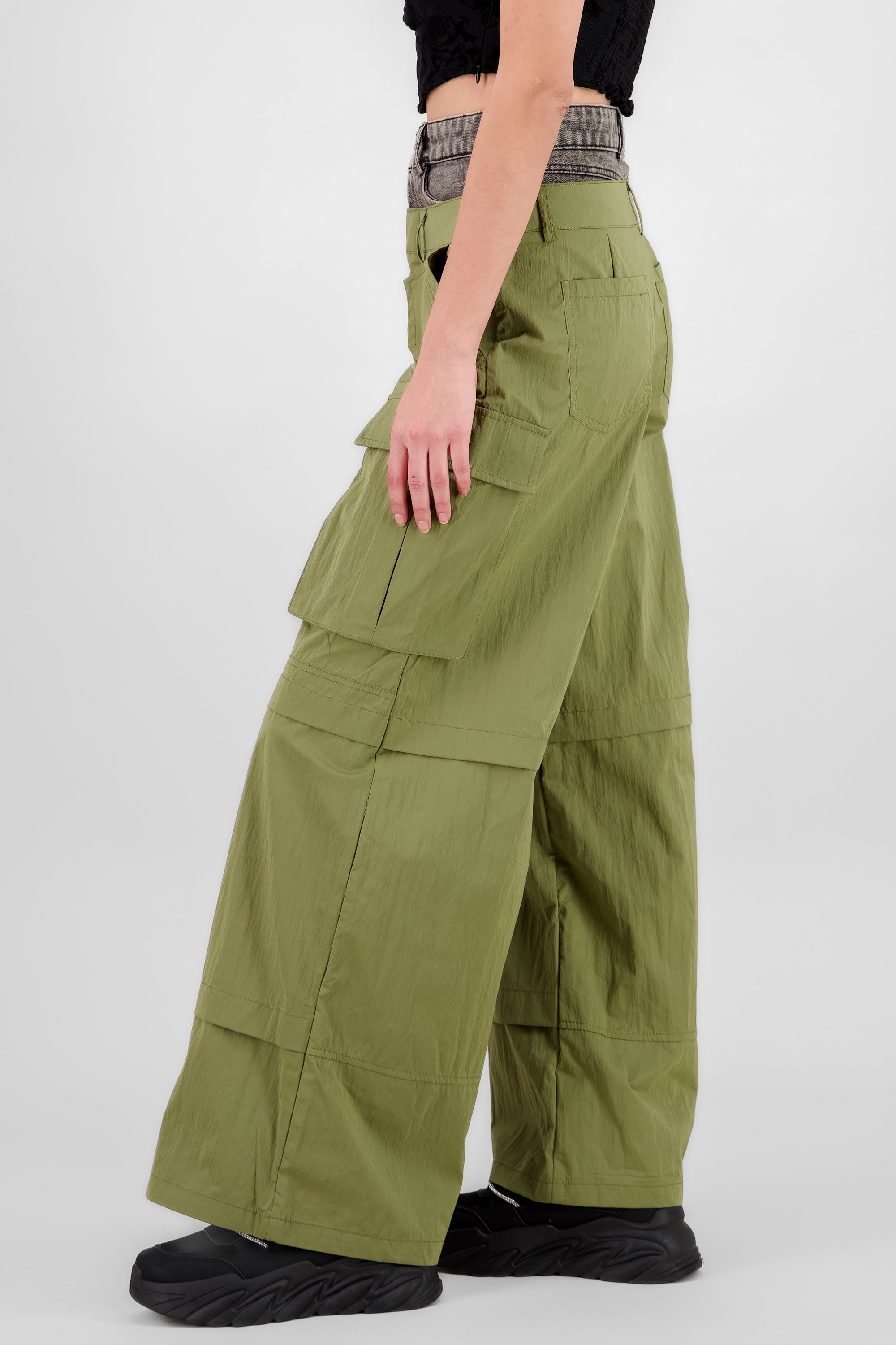 Pantalon cargo detalle pretina denim VERDE