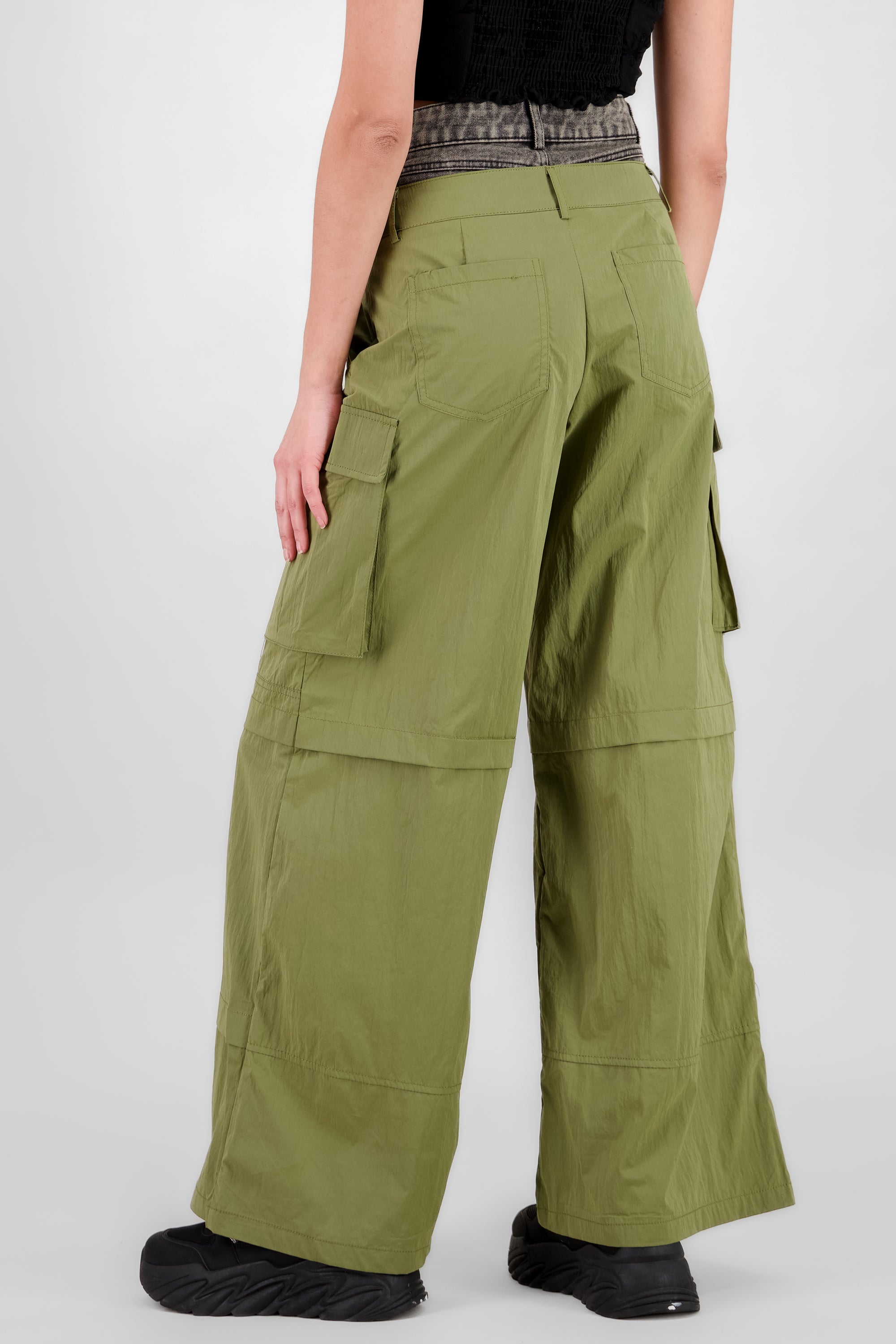 Pantalon cargo detalle pretina denim VERDE