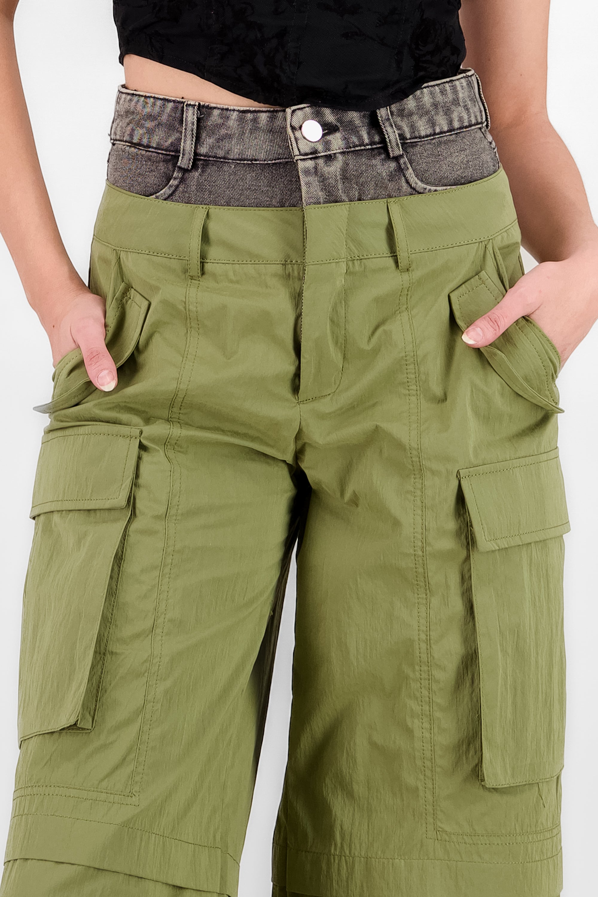 Pantalon cargo detalle pretina denim VERDE