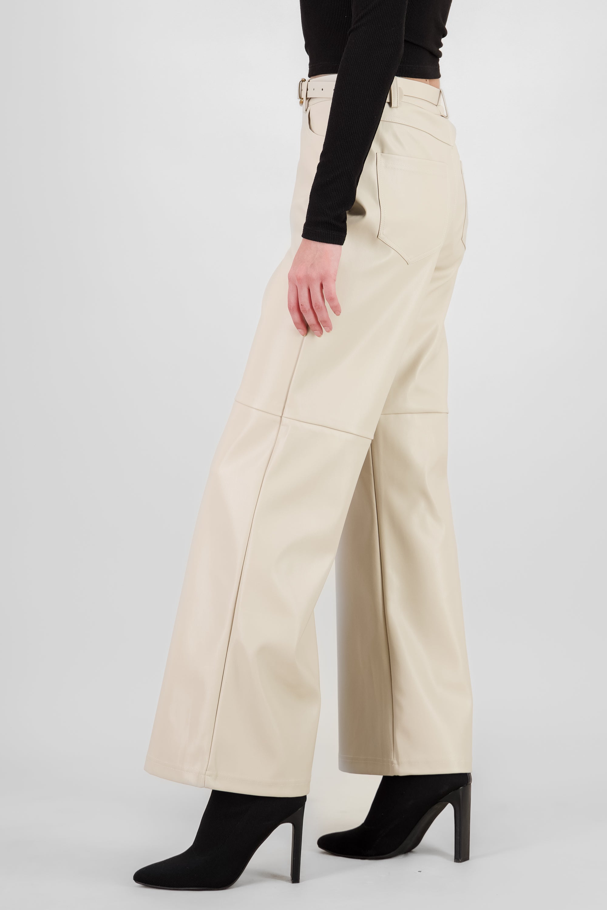 Pantalon recto detalle cinturon CREMA