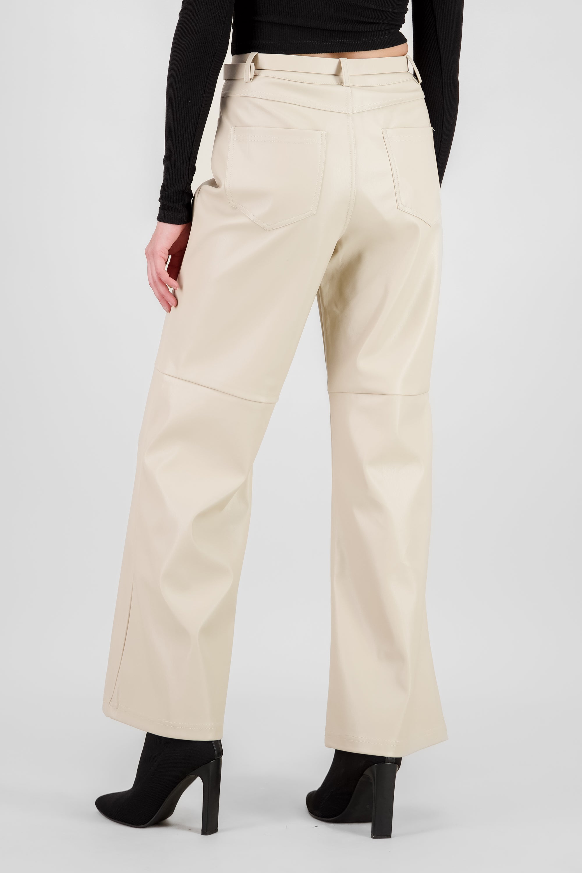 Pantalon recto detalle cinturon CREMA