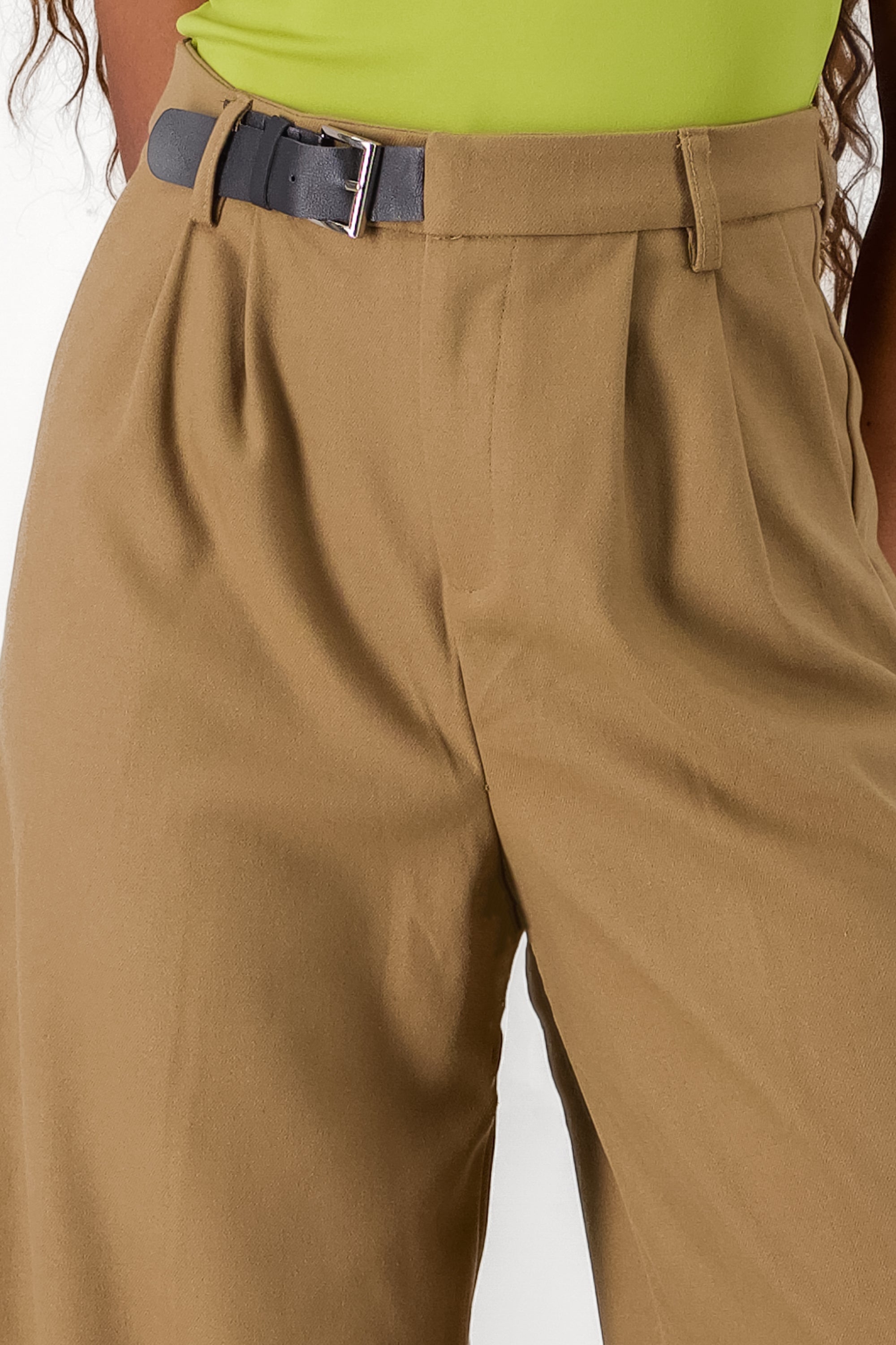 Pantalon amplio detalle cinturon pretina BEIGE