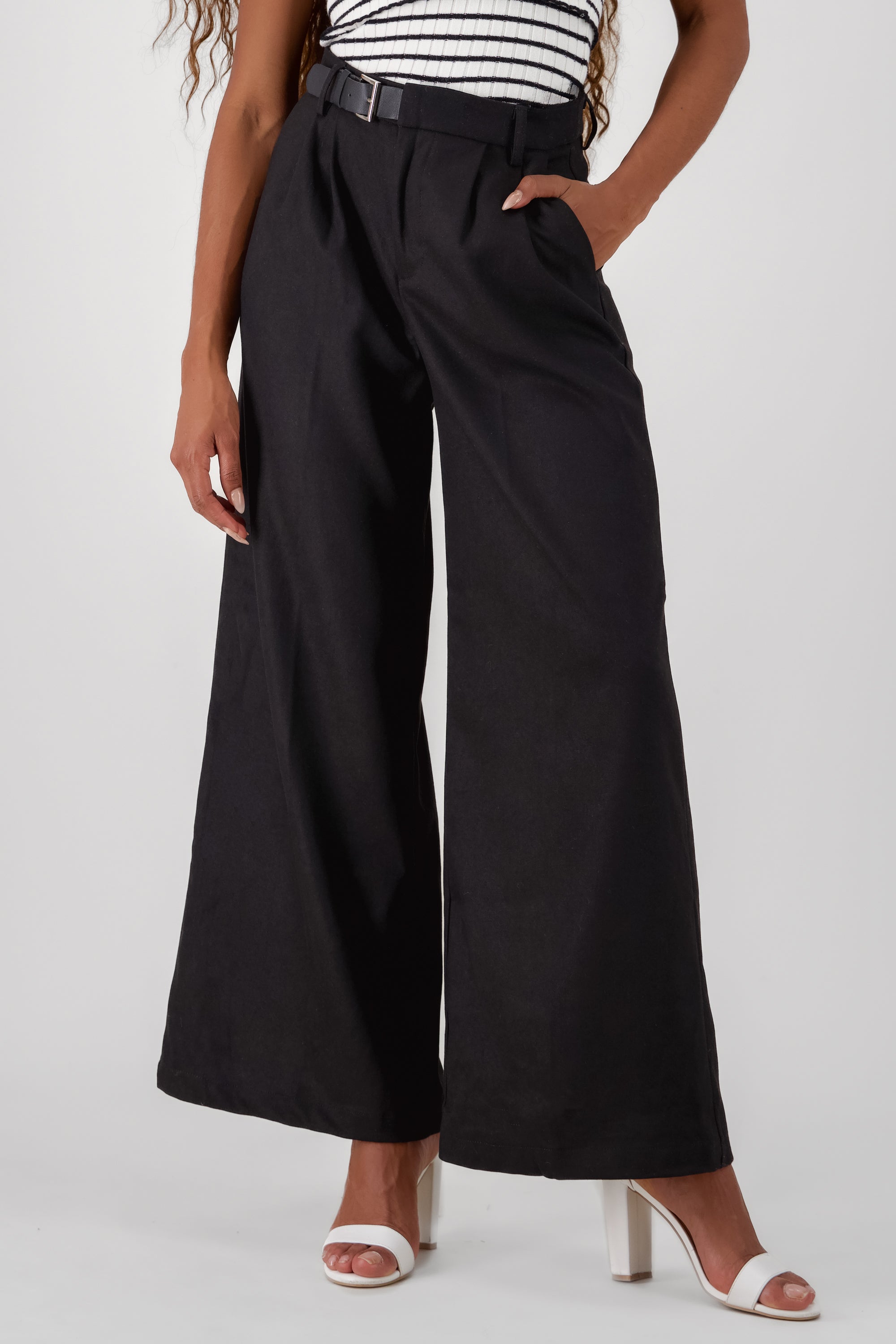 Pantalon amplio detalle cinturon pretina NEGRO