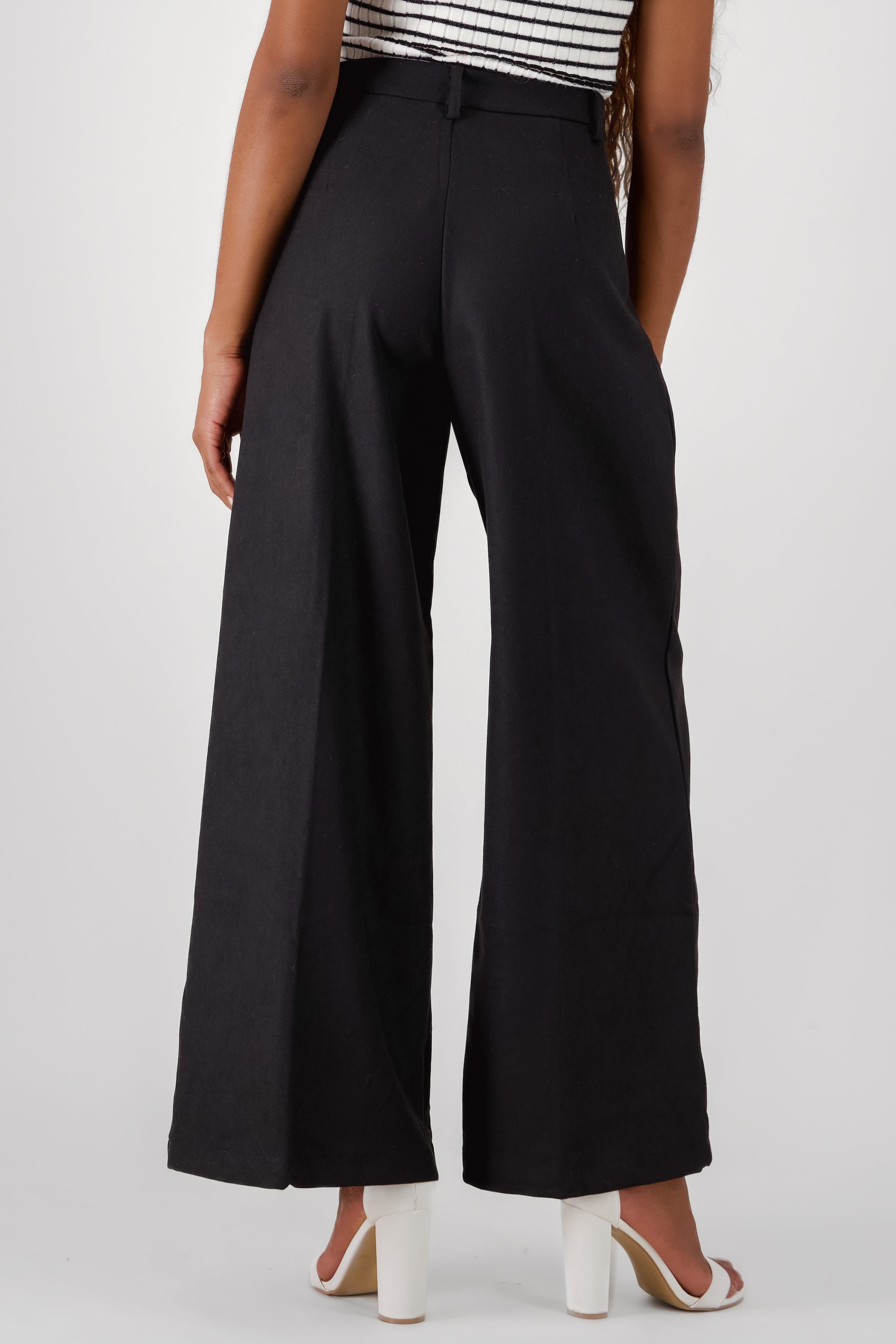 Pantalon amplio detalle cinturon pretina NEGRO