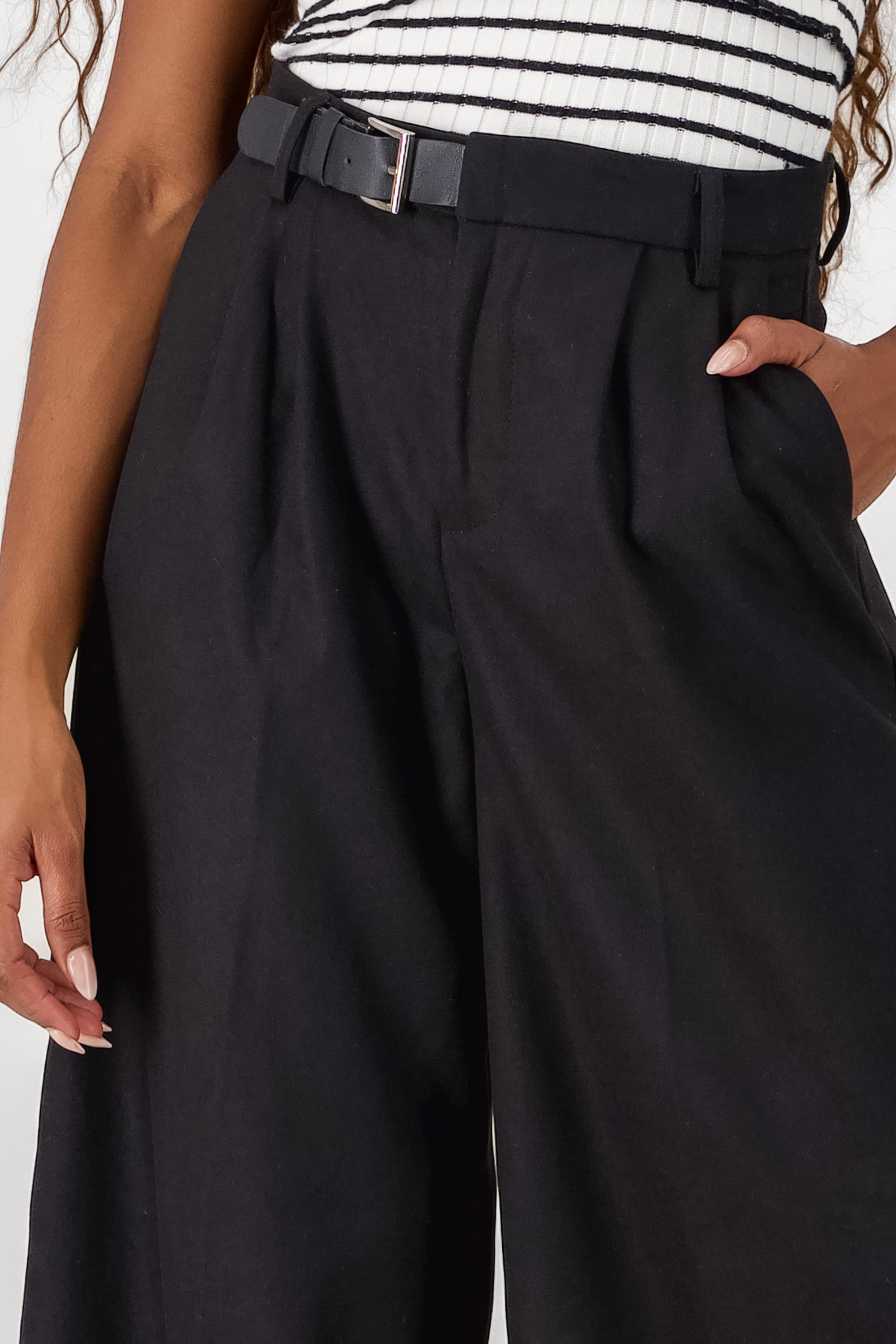 Pantalon amplio detalle cinturon pretina NEGRO