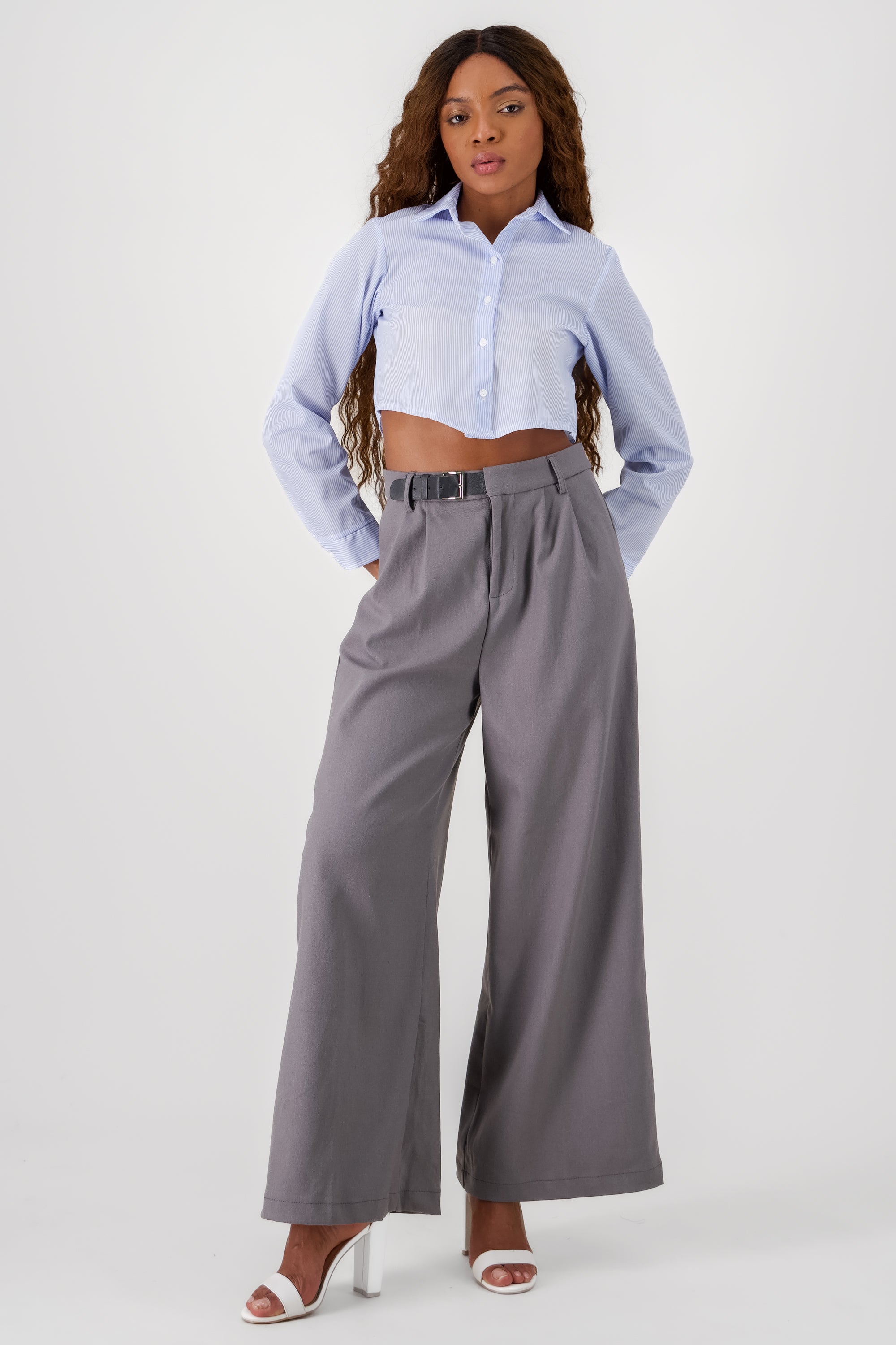 Pantalon amplio detalle cinturon pretina GRIS