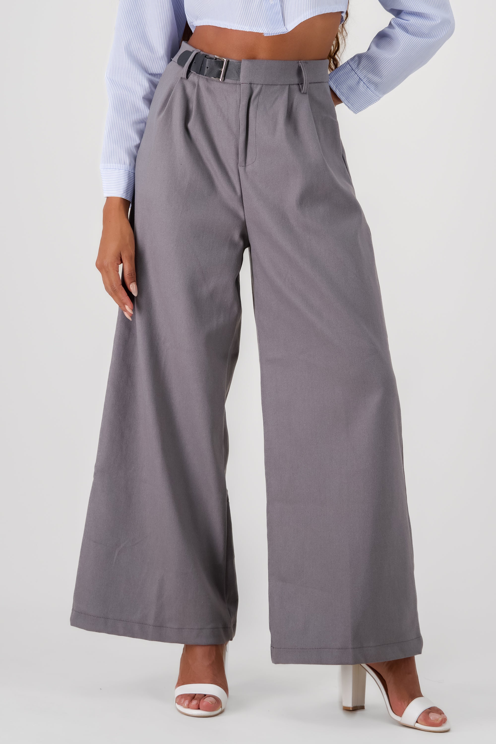 Pantalon amplio detalle cinturon pretina GRIS